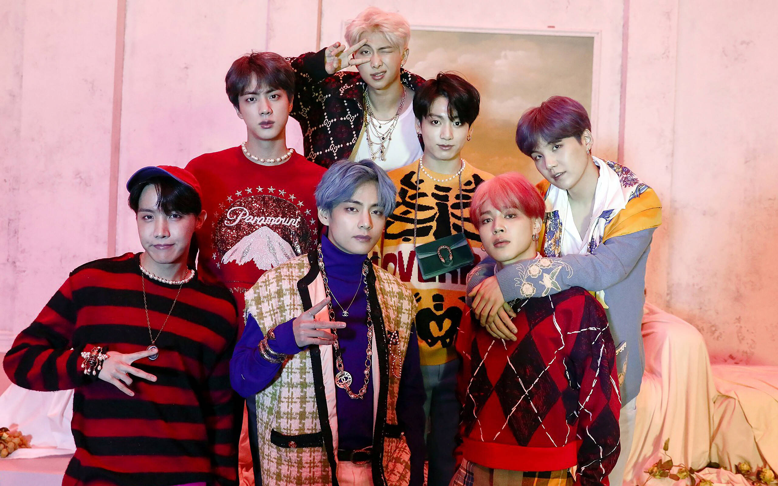 Группова снимка на BTS в модни тоалети Тапет