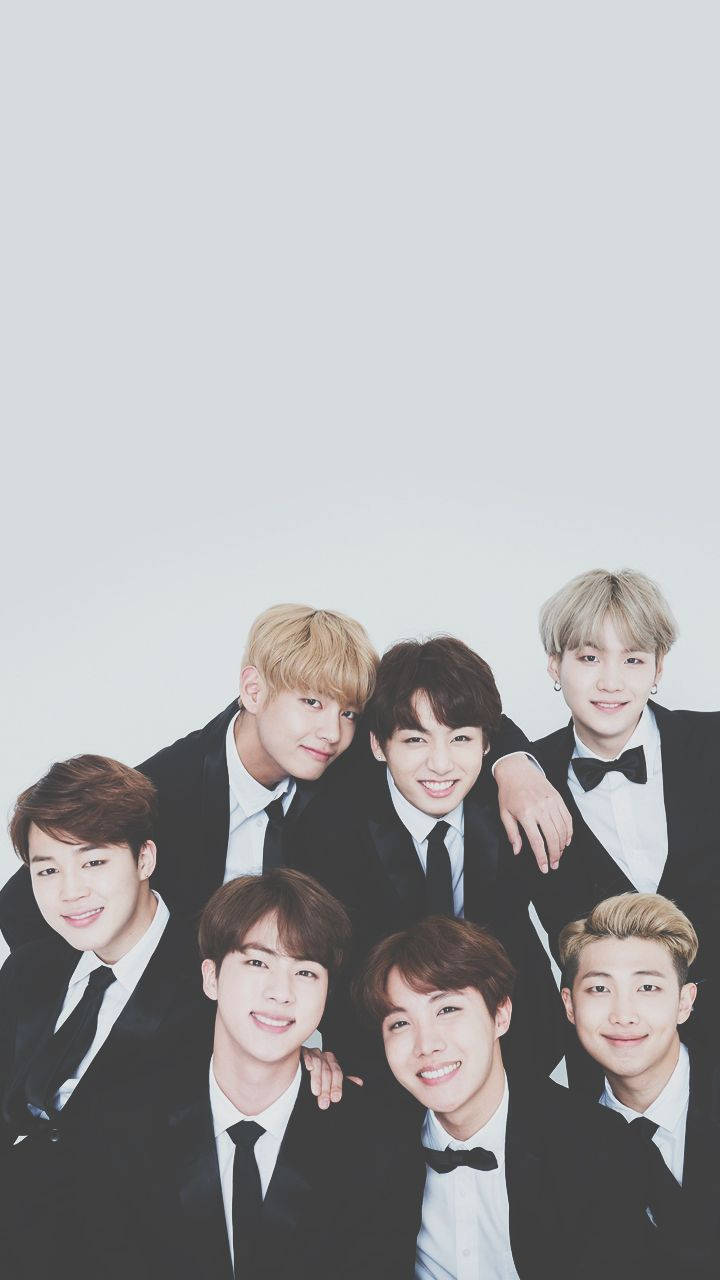 Тапет на BTS с V, Jungkook, Jimin, Suga, Jin, RM и J-hope, облечени в черен костюм.