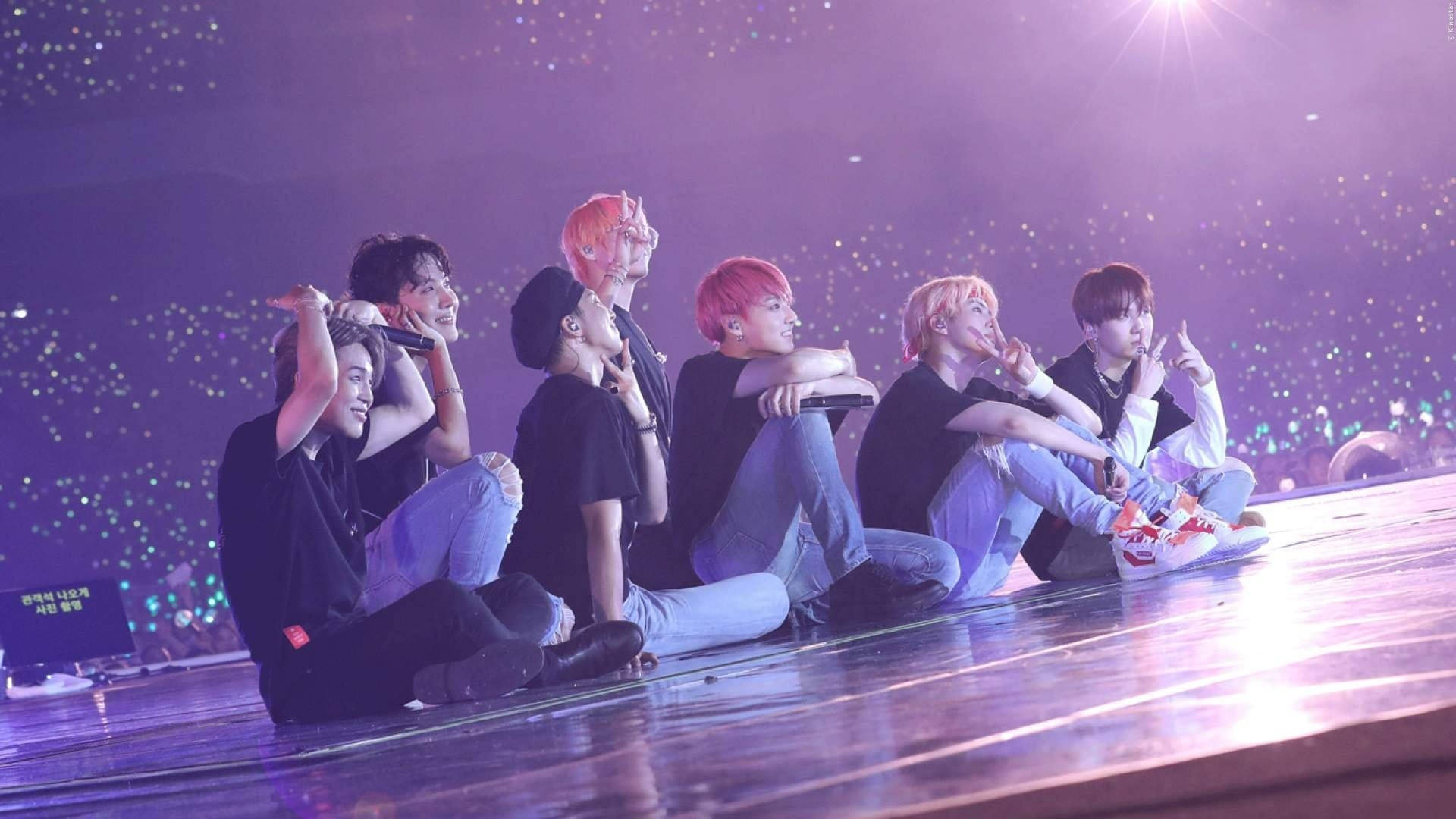 BTS на лилава сцена естетика Тапет