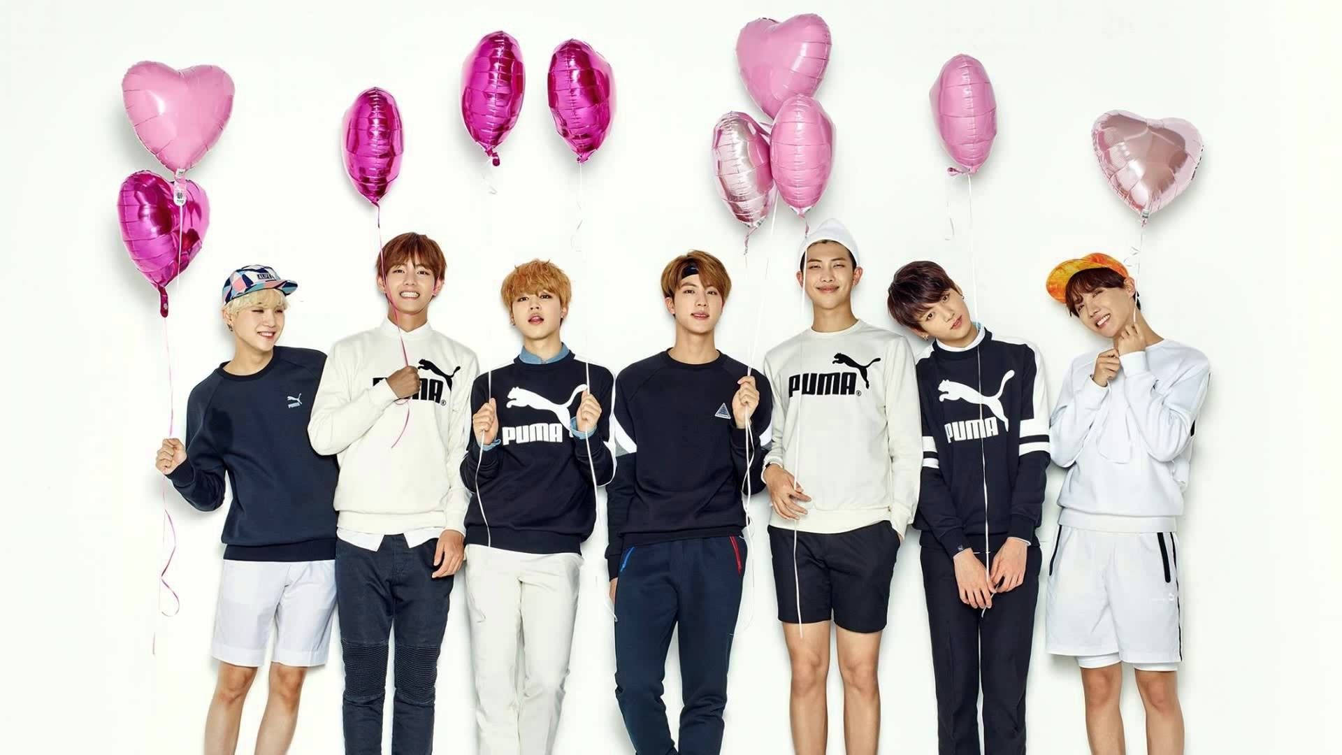 BTS, усмихнати и държащи балон с форма на сърце, тапет.