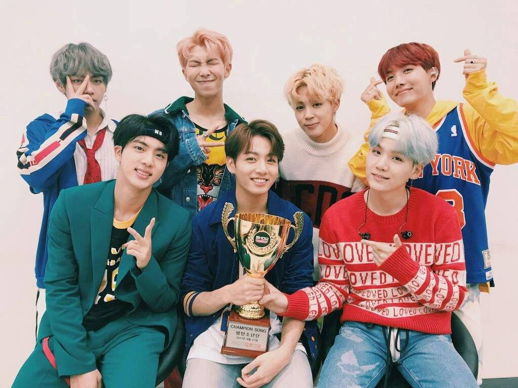 BTS с трофей за десктоп тапет