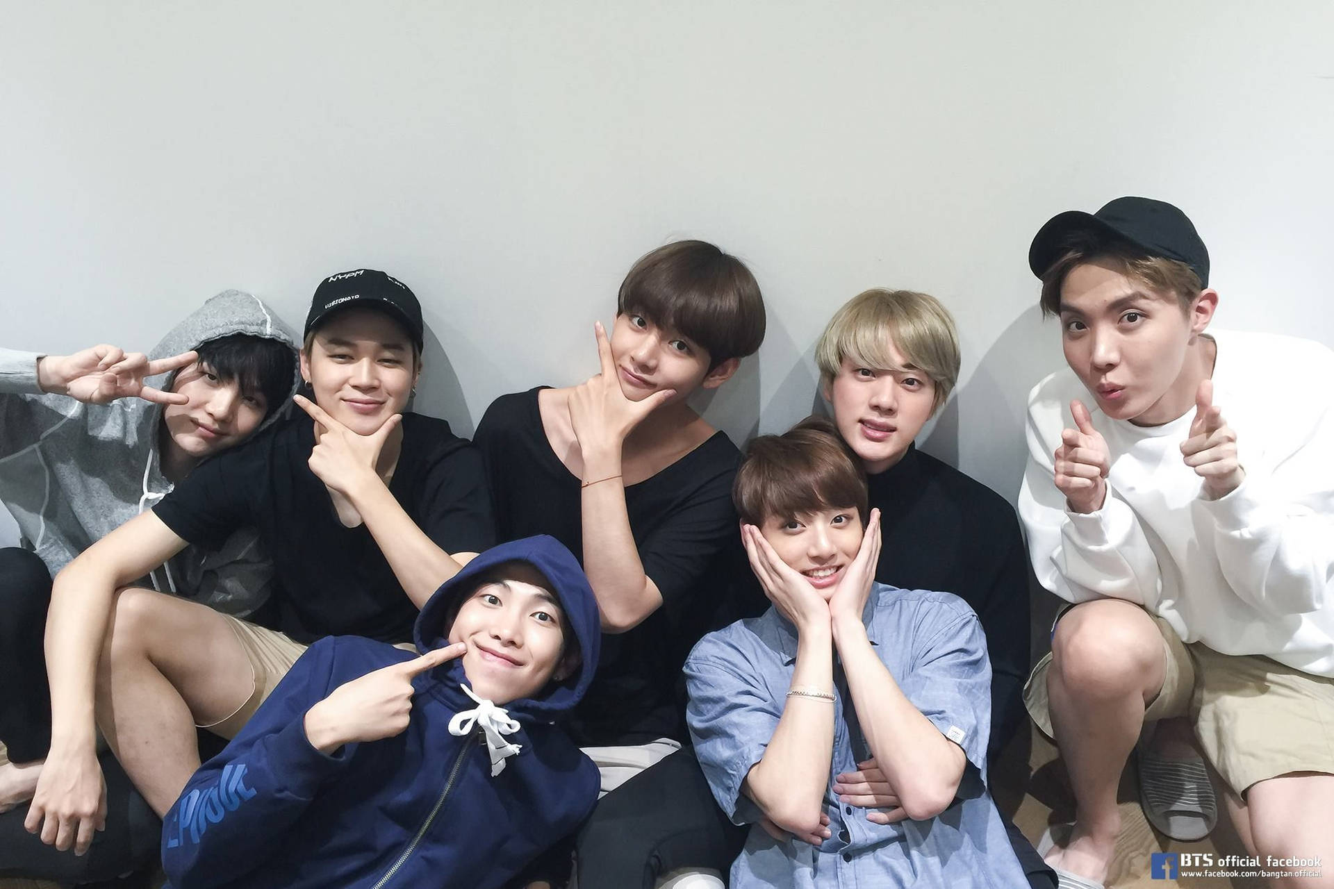 BTS момчешка група, усмихваща се и гледаща към вас.