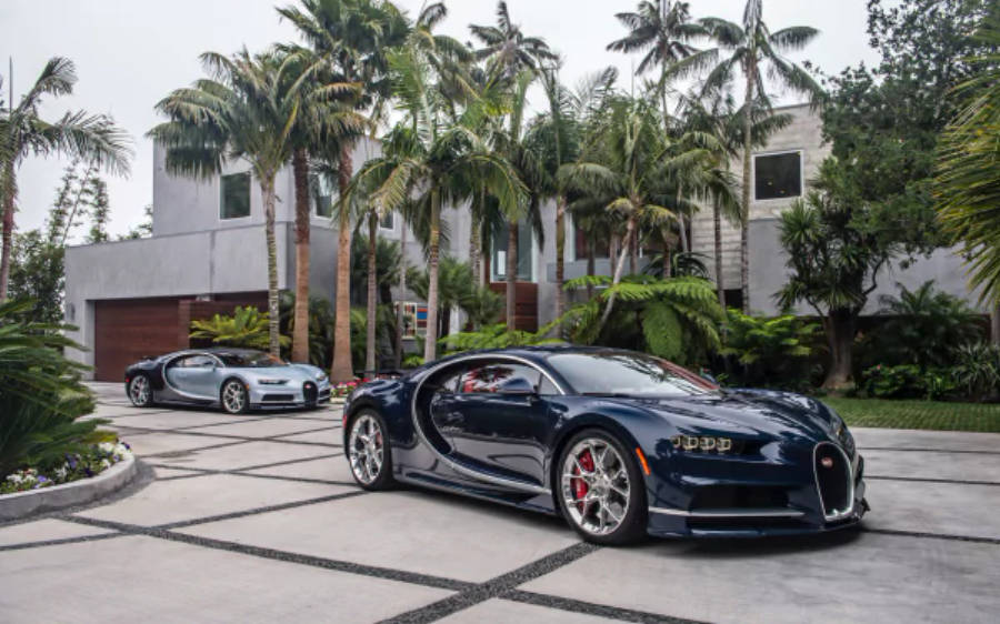 Два Bugatti Chiron 4K Тапет