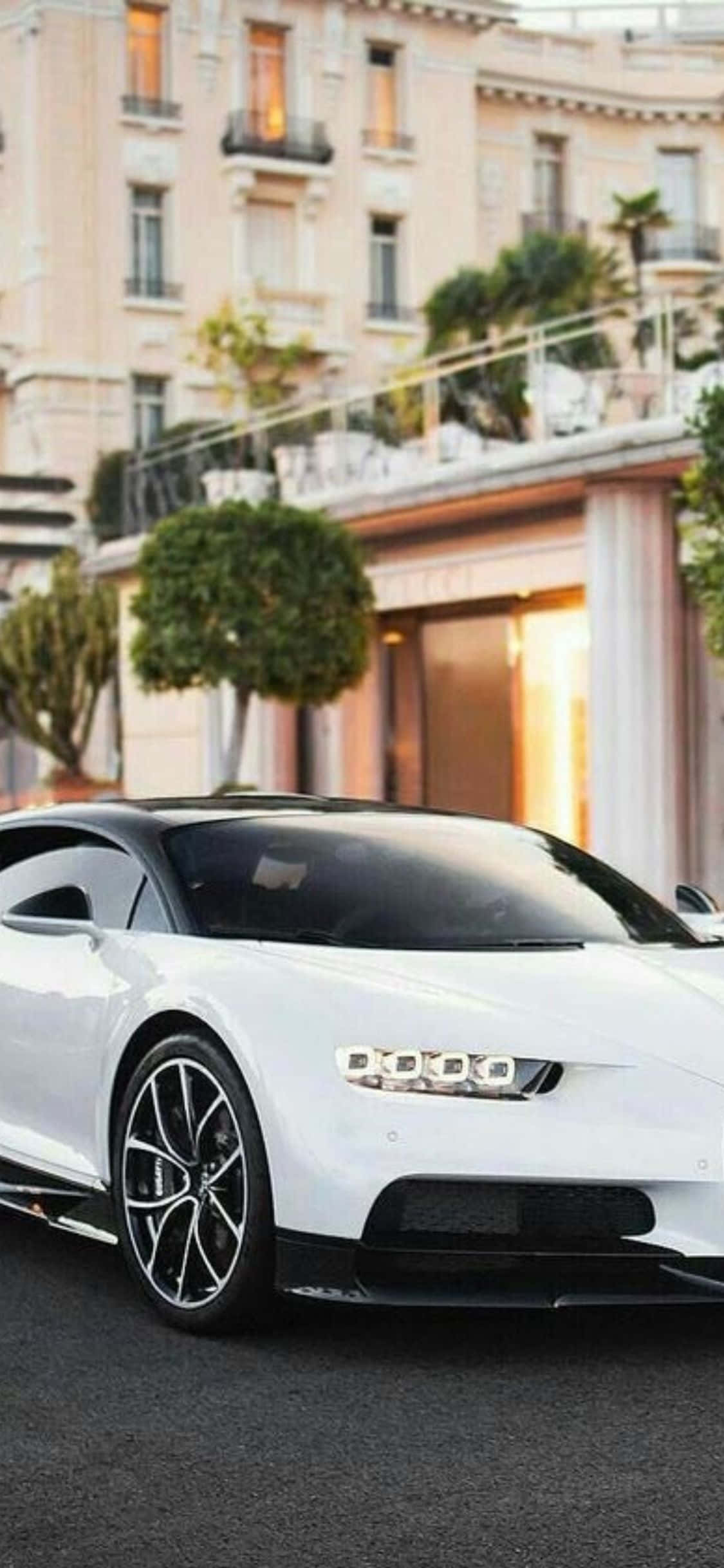 бели bugatti chiron е паркиран пред сграда Тапет