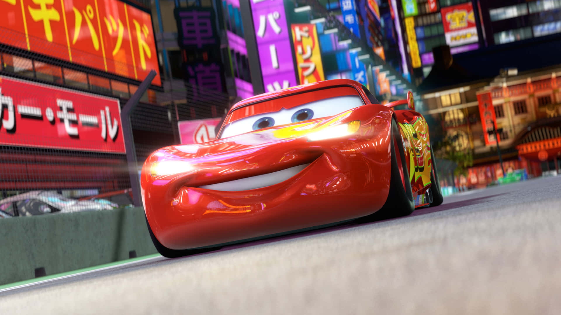 Cars 3 - червена кола, движеща се по градска улица Тапет