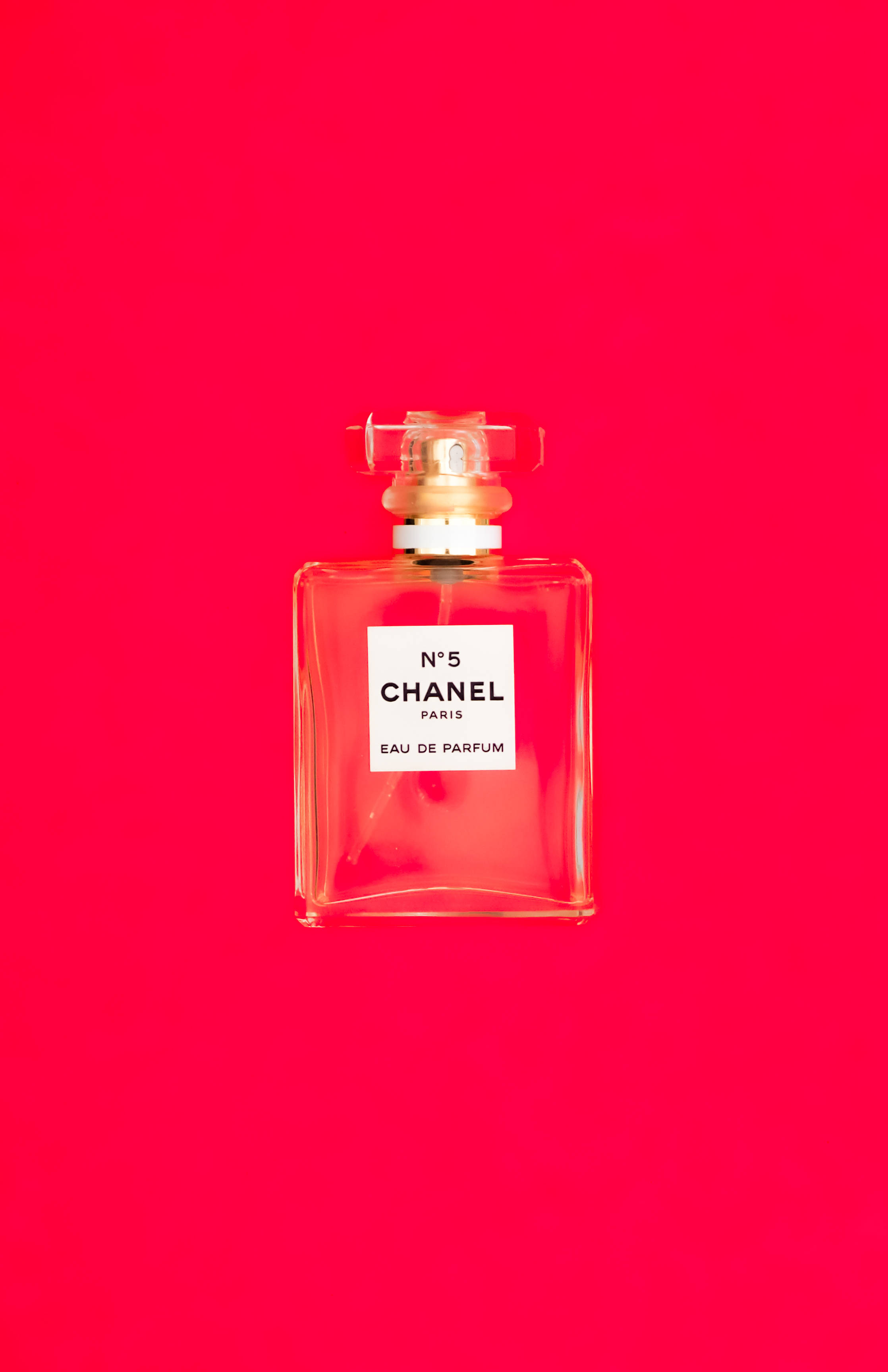 Chanel No. 5 червена естетика Тапет