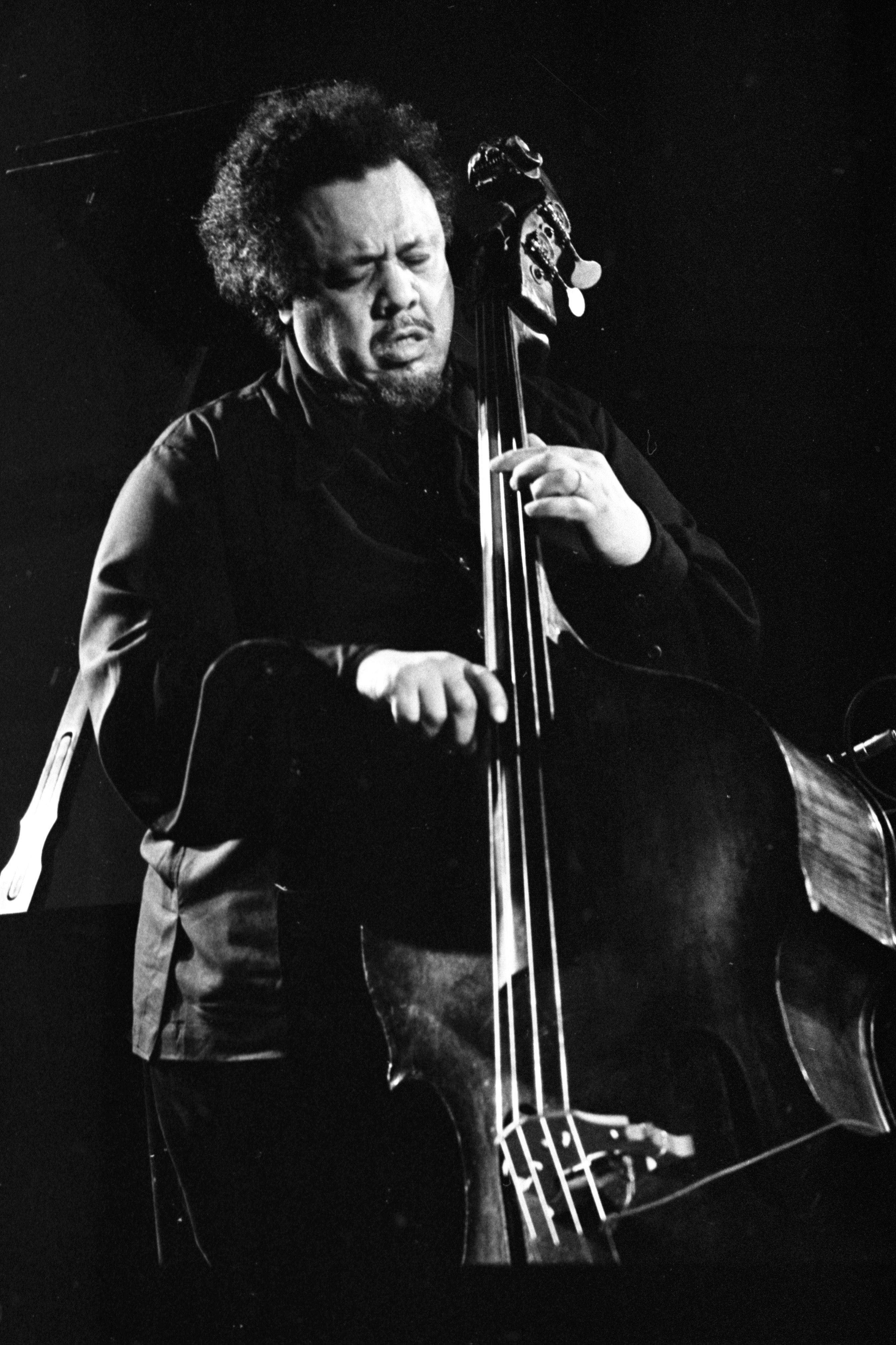 Charles Mingus Soulfully Playing Bass Guitar Тапет