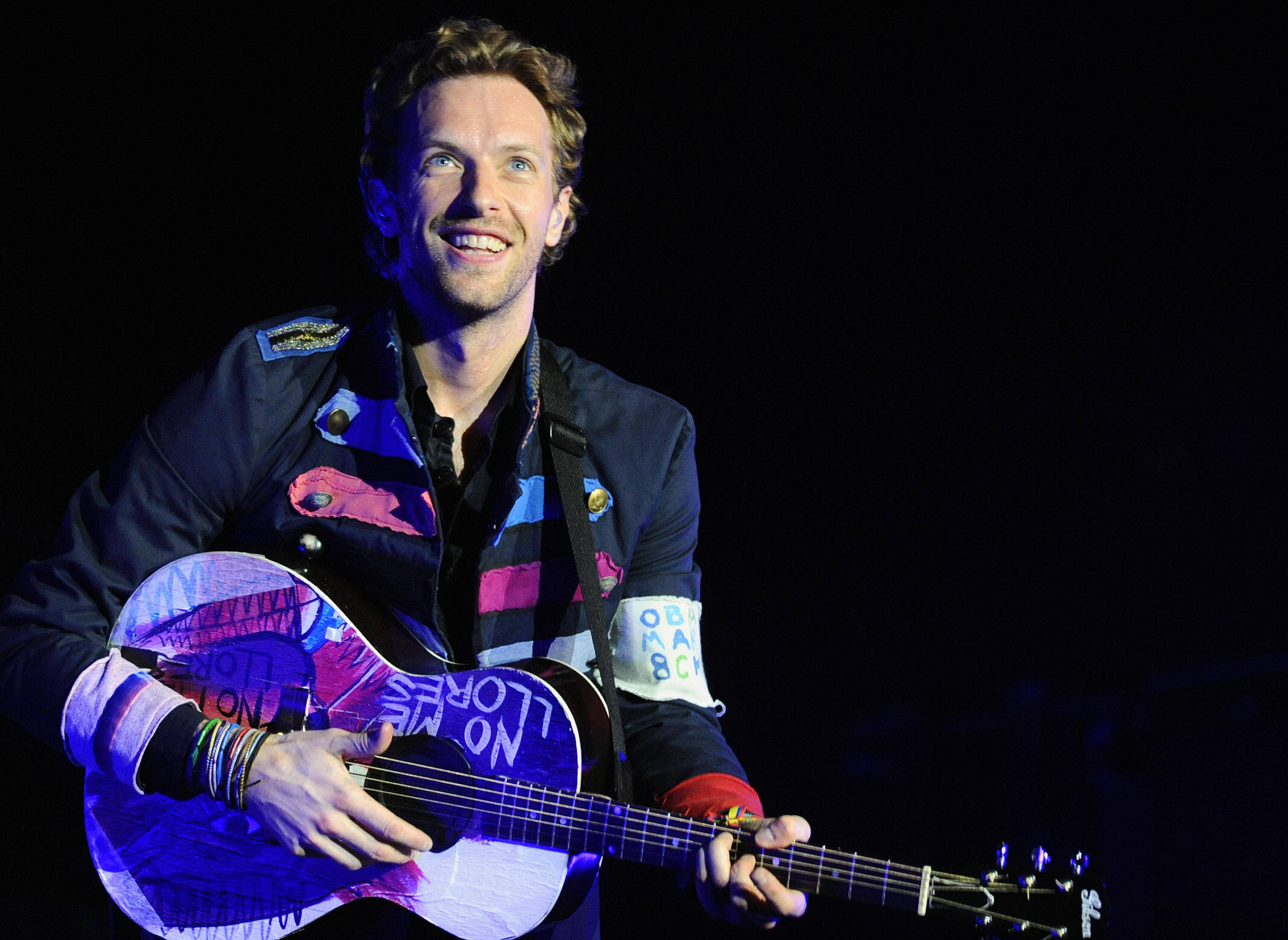 Chris Martin на черен фон Тапет