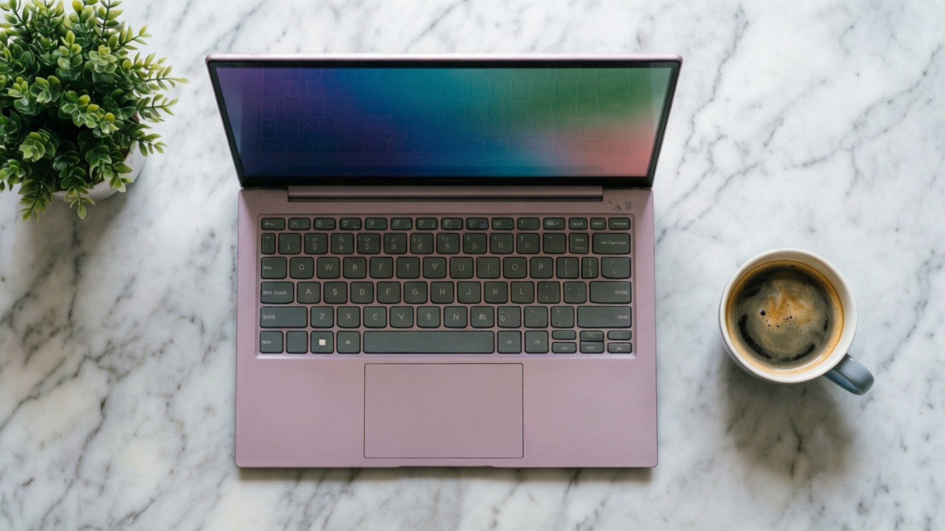 Chromebook с кафе и растение на мрамор Тапет