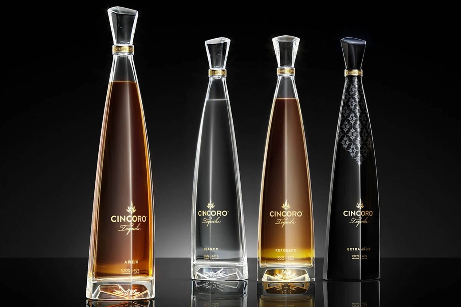 Четири бутилки Cincoro Tequila на черен градиентен фон Тапет
