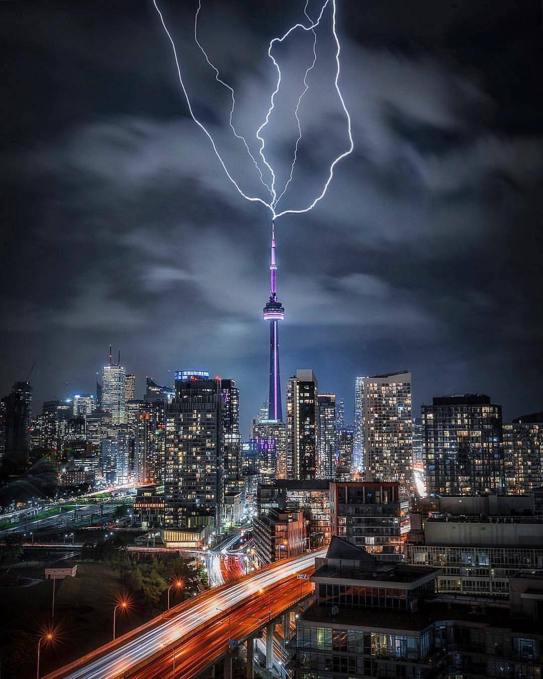Мълния удря кулата CN Tower Тапет