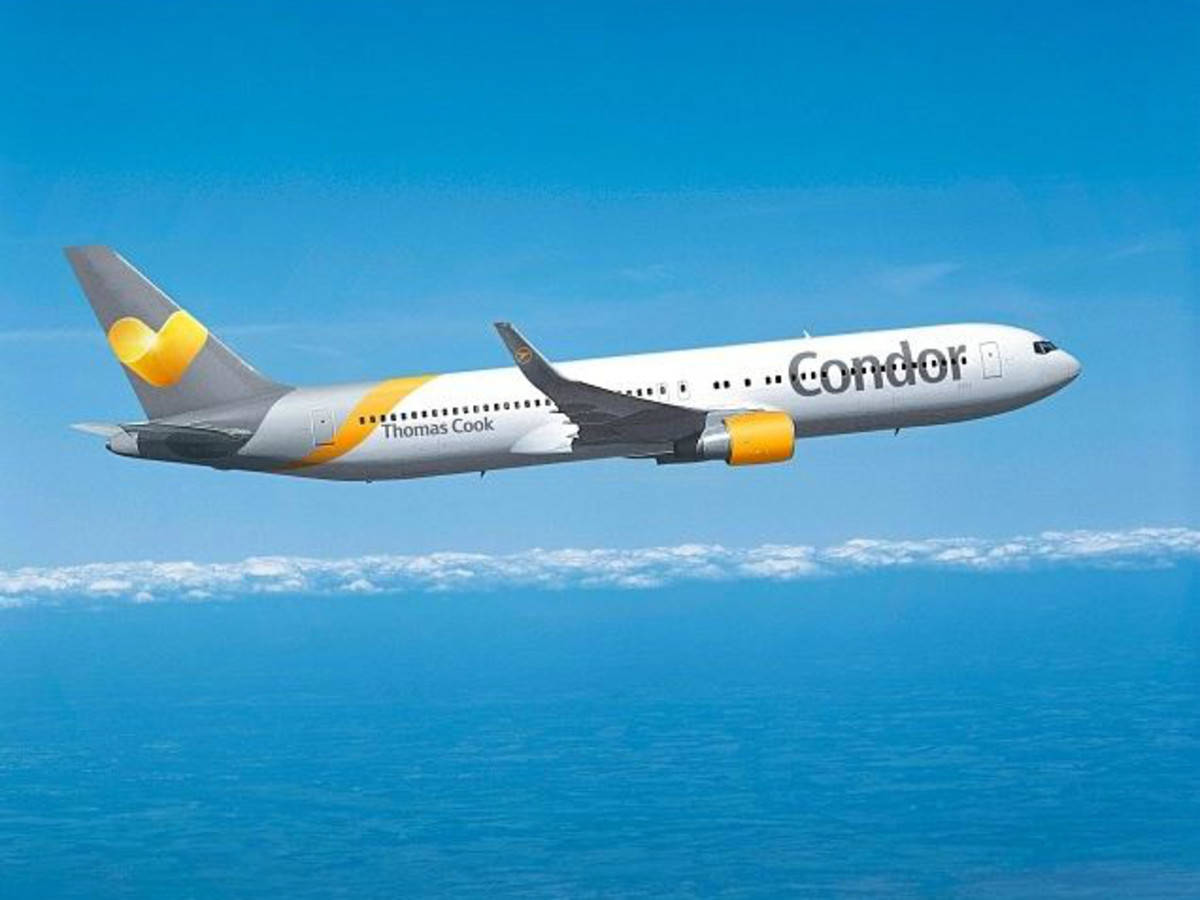 Самолет на Condor Airlines над океана Тапет