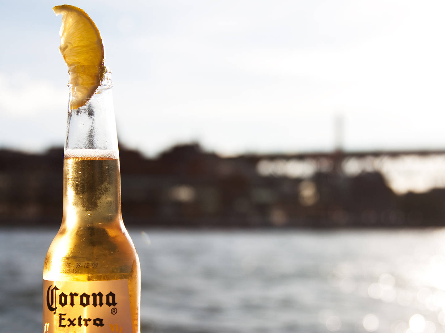 Избегнете към спокойствието с Corona Extra Тапет