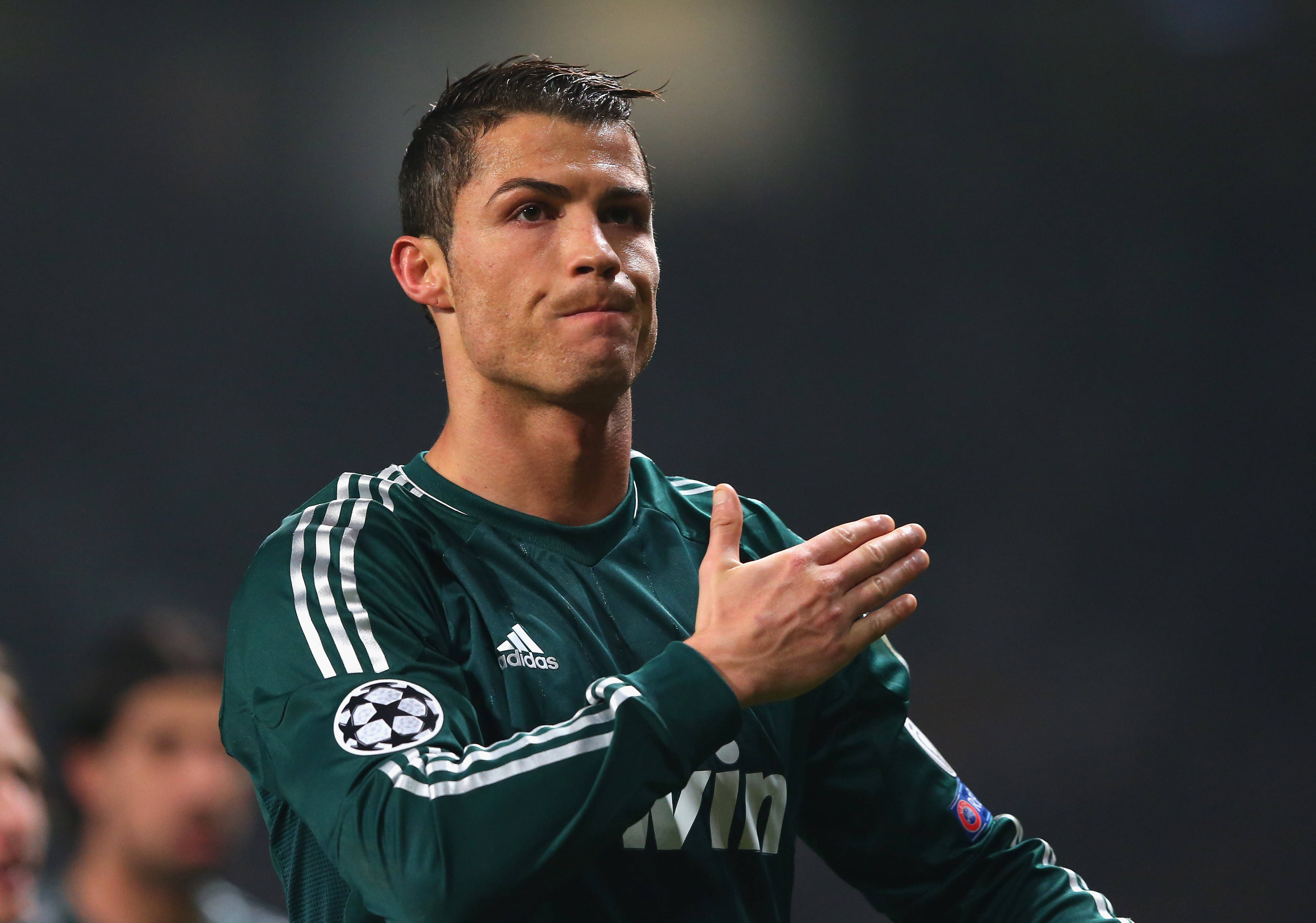 CR7 Кристиано Роналдо в зелен екип Тапет