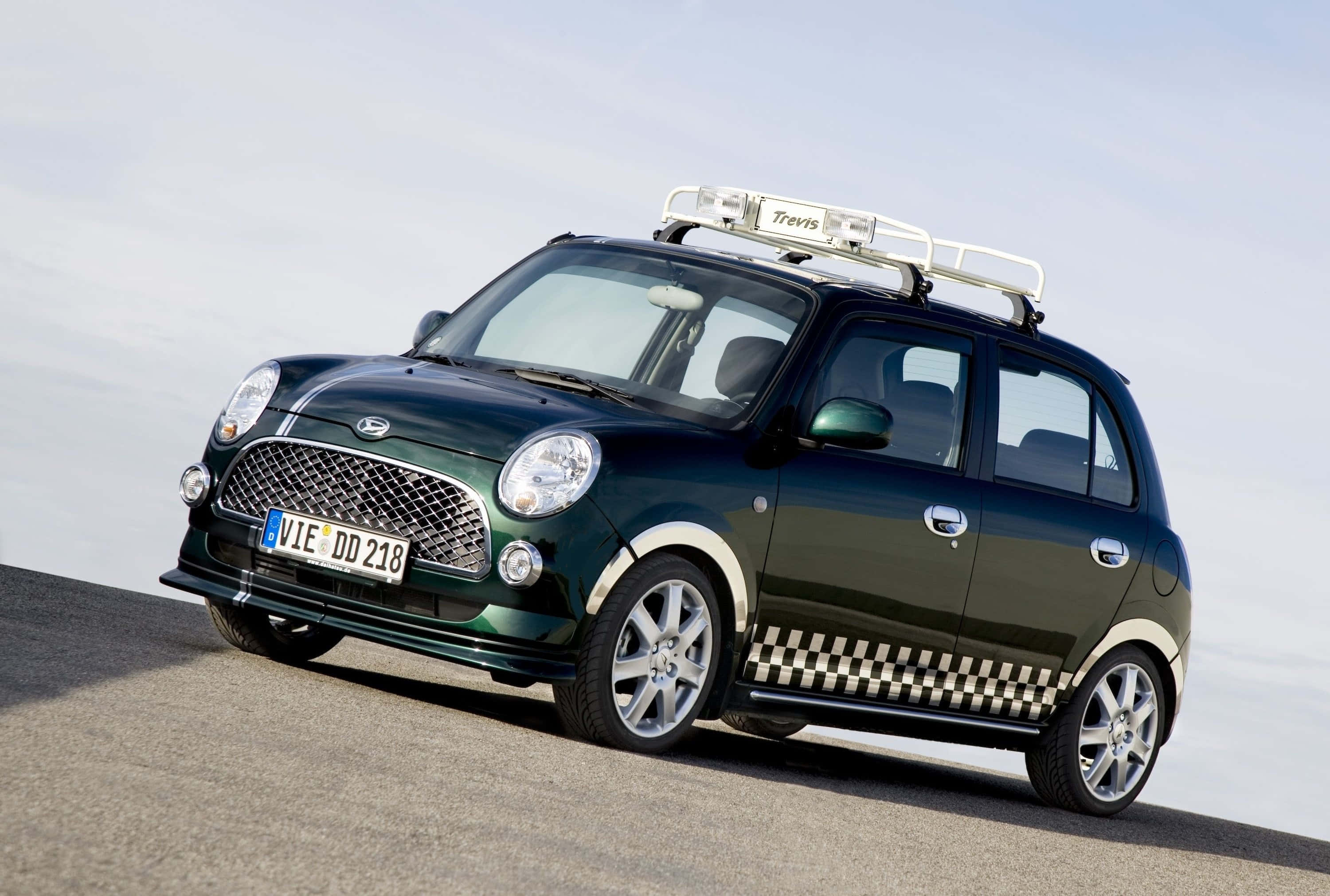 Елегантен и спортивен Daihatsu в градска среда Тапет