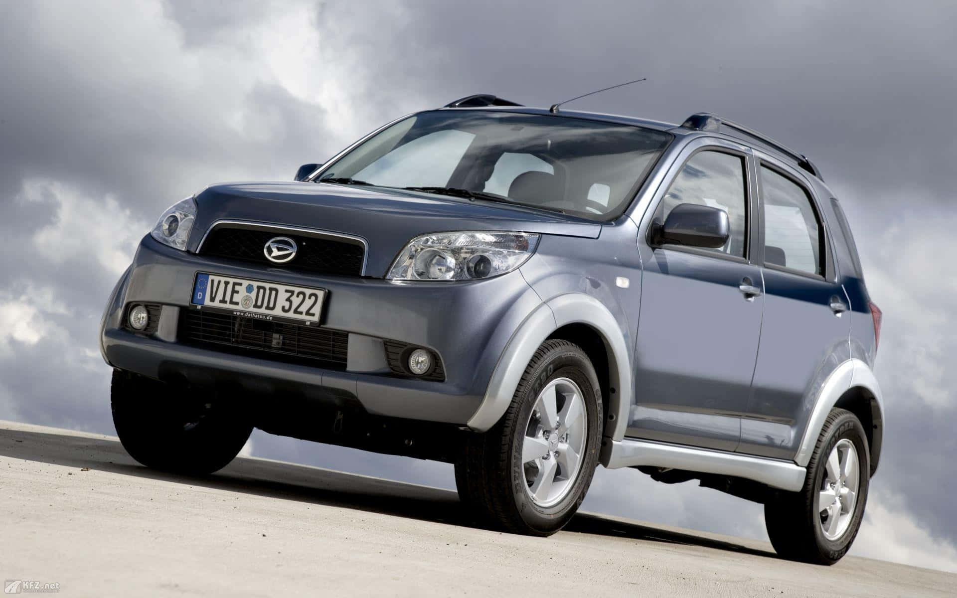 Стилна и елегантна Daihatsu на пътя Тапет