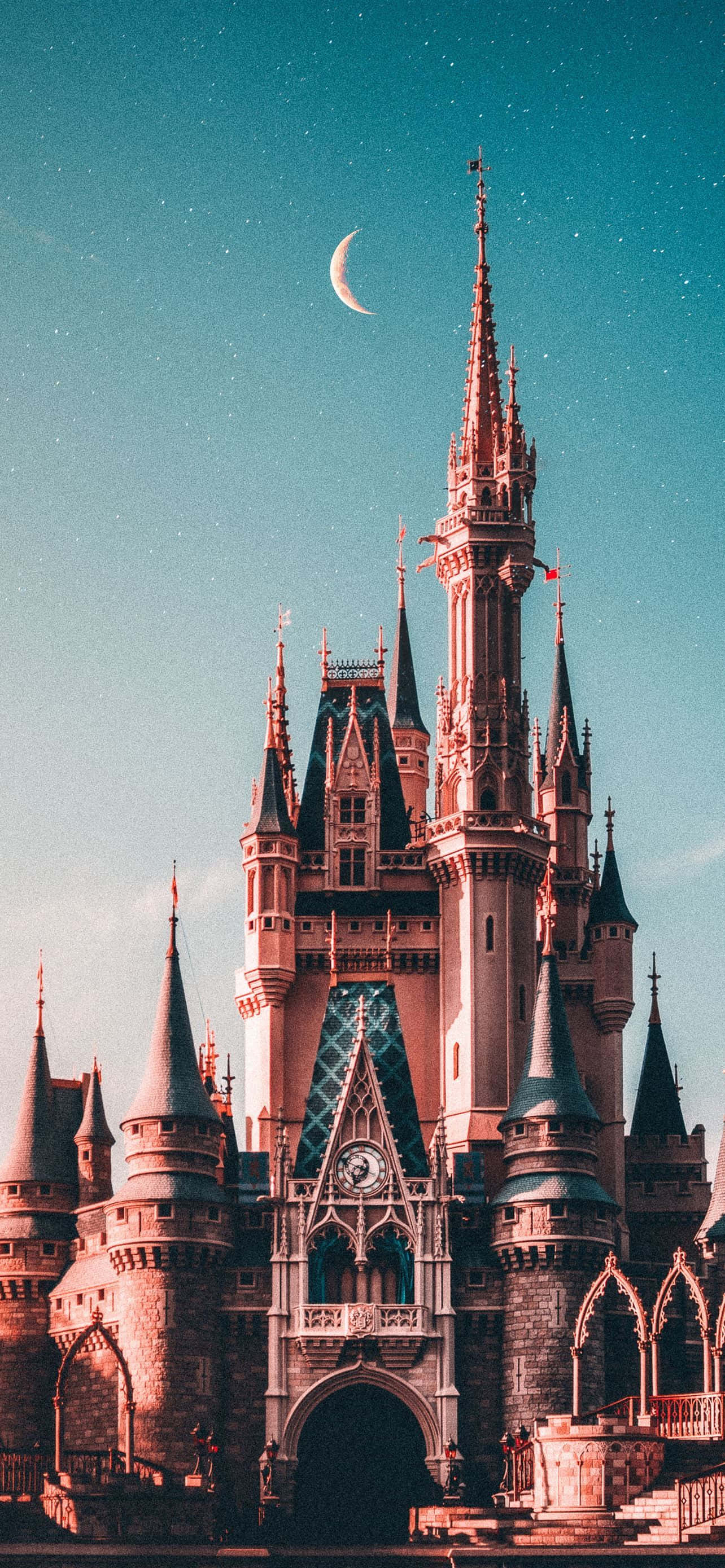 Естетичен син и беж айфон с замък от Disney World Тапет