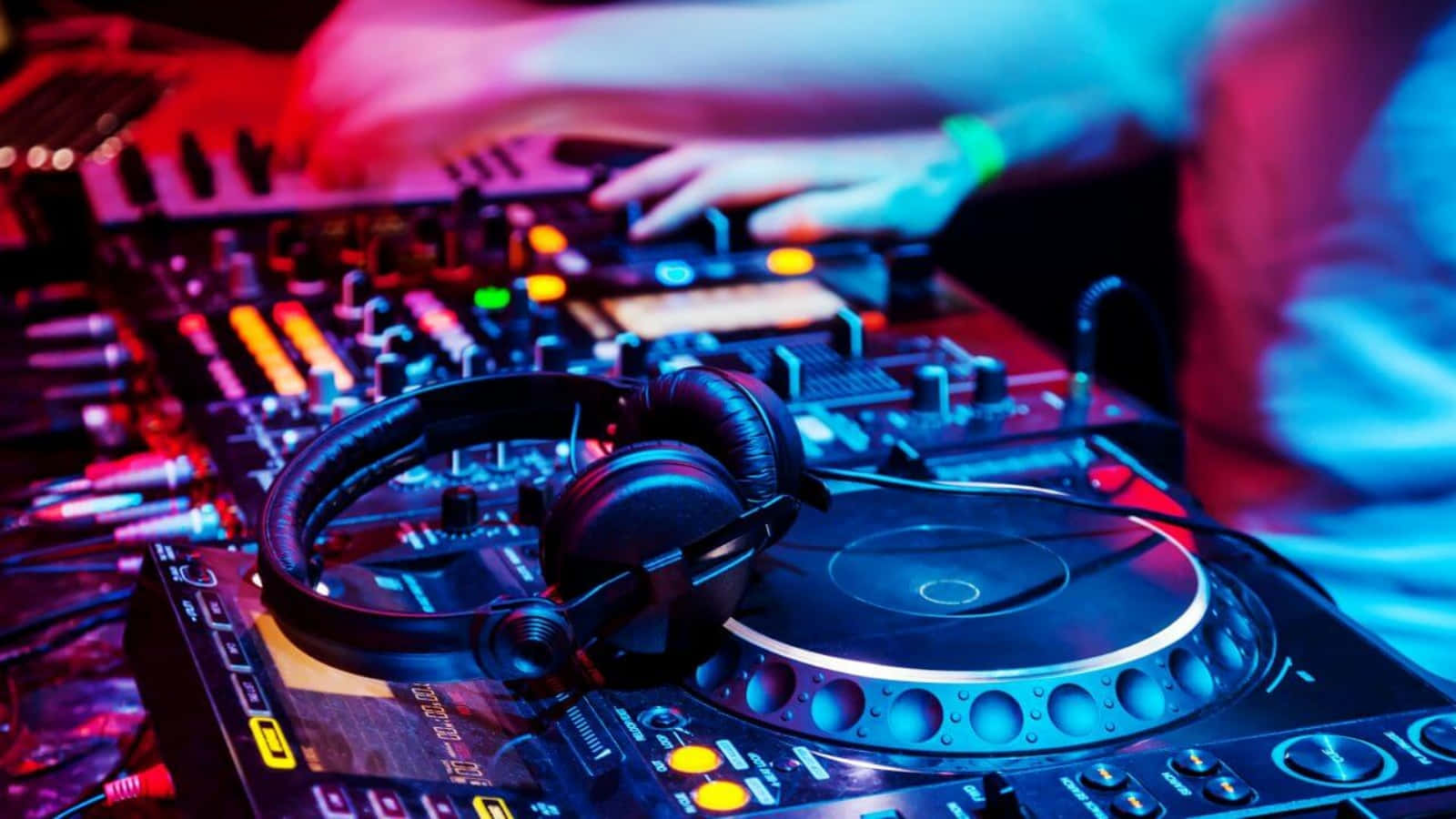 Снимка на DJ пулт в нощен клуб Тапет