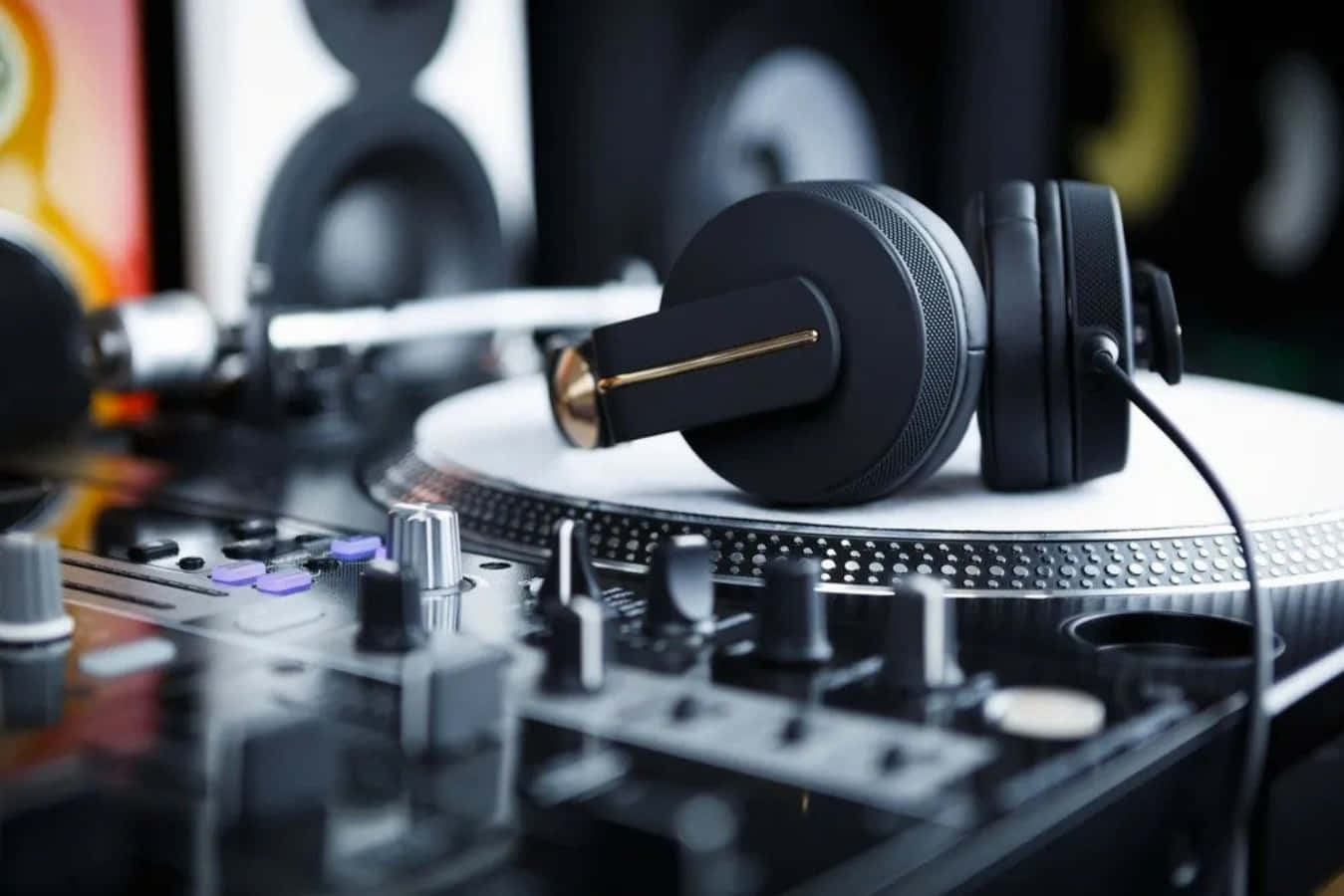 DJ сет с грамофон и слушалки за музика Тапет