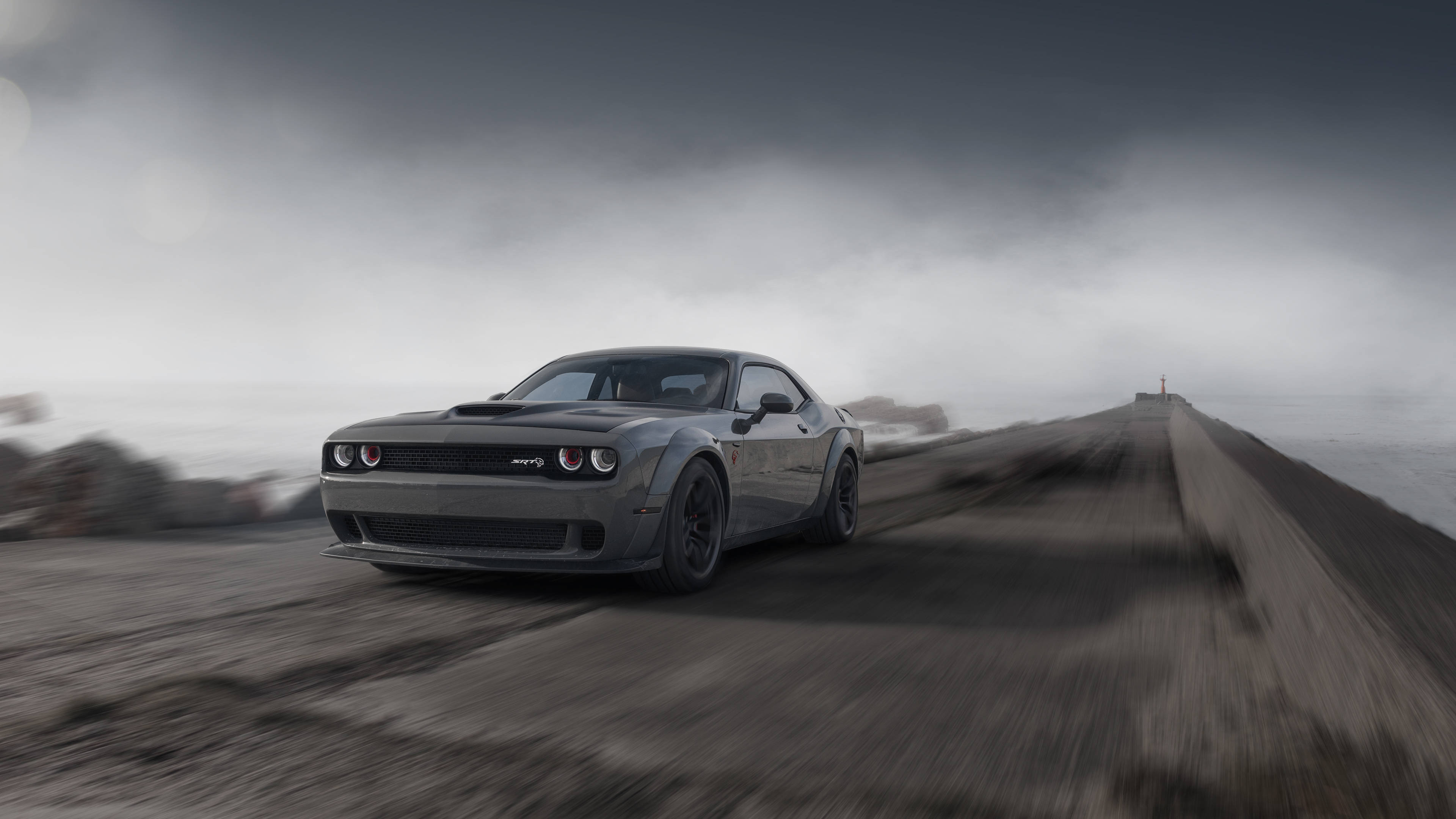 Сив Dodge Challenger Demon 4K на опушен път Тапет