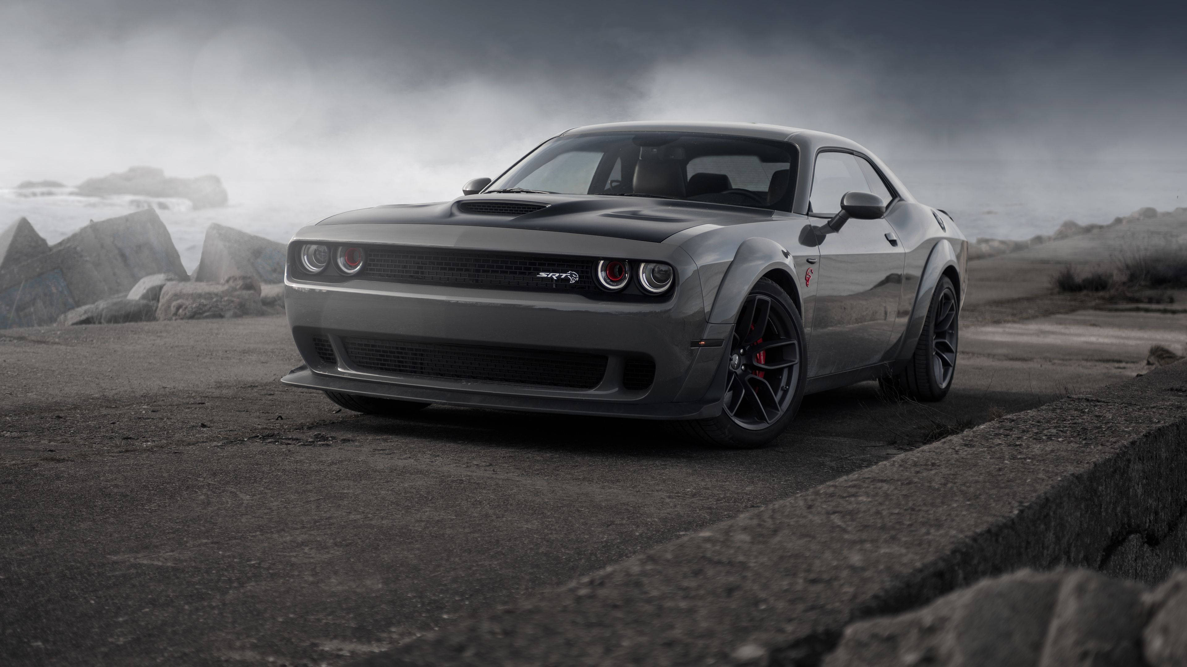 Сива Dodge Challenger Demon 4K на бетонен път Тапет