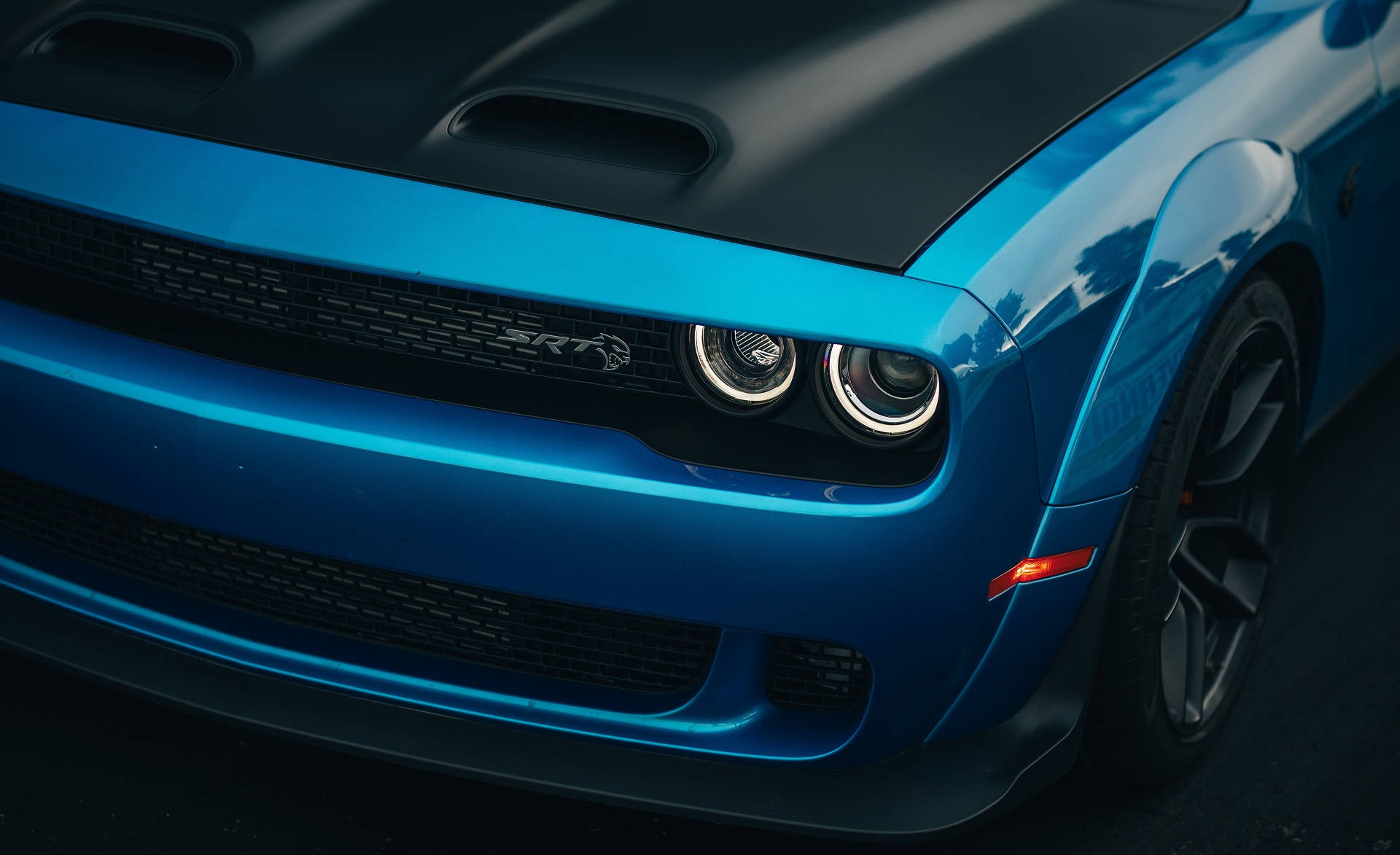 Фарове на син Dodge Challenger Тапет