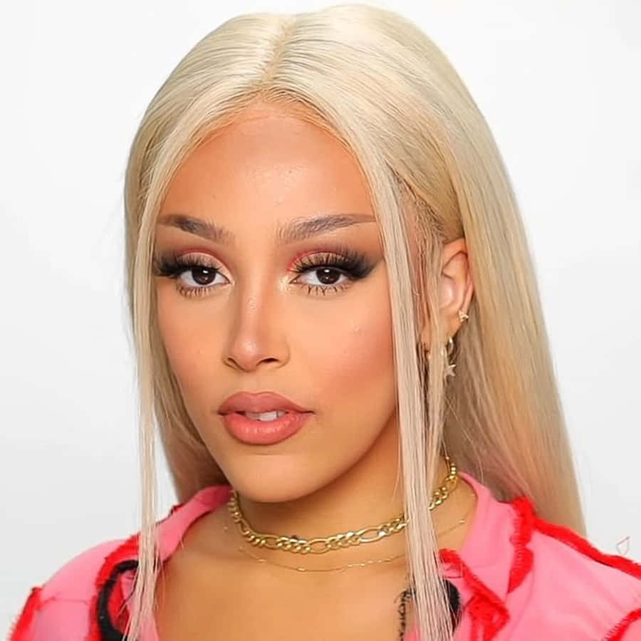 Doja Cat носи своя отличителен стил на сцената в ослепителното си изпълнение. Тапет