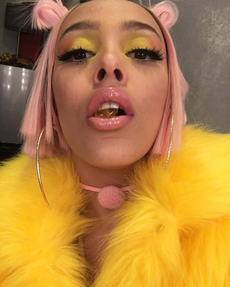 Doja Cat изглежда стилно в поразително синьо кожено палто. Тапет