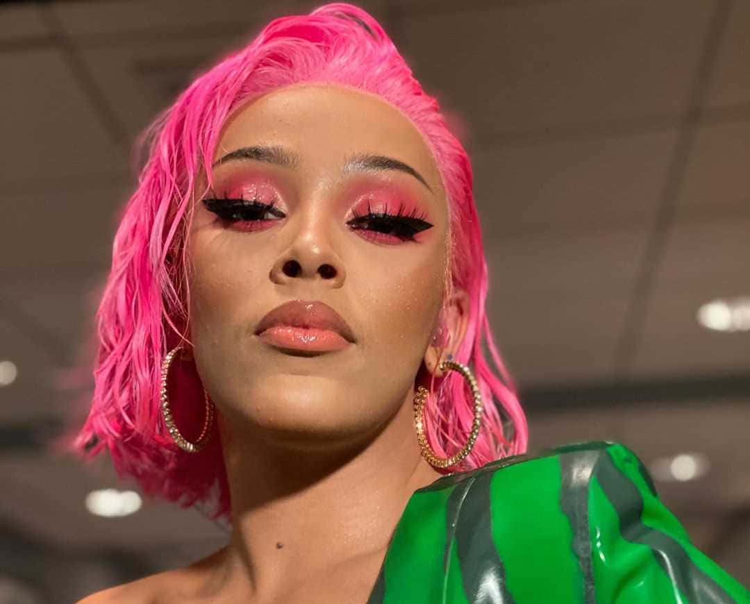 Doja Cat изглежда страхотно в изцяло черен тоалет. Тапет