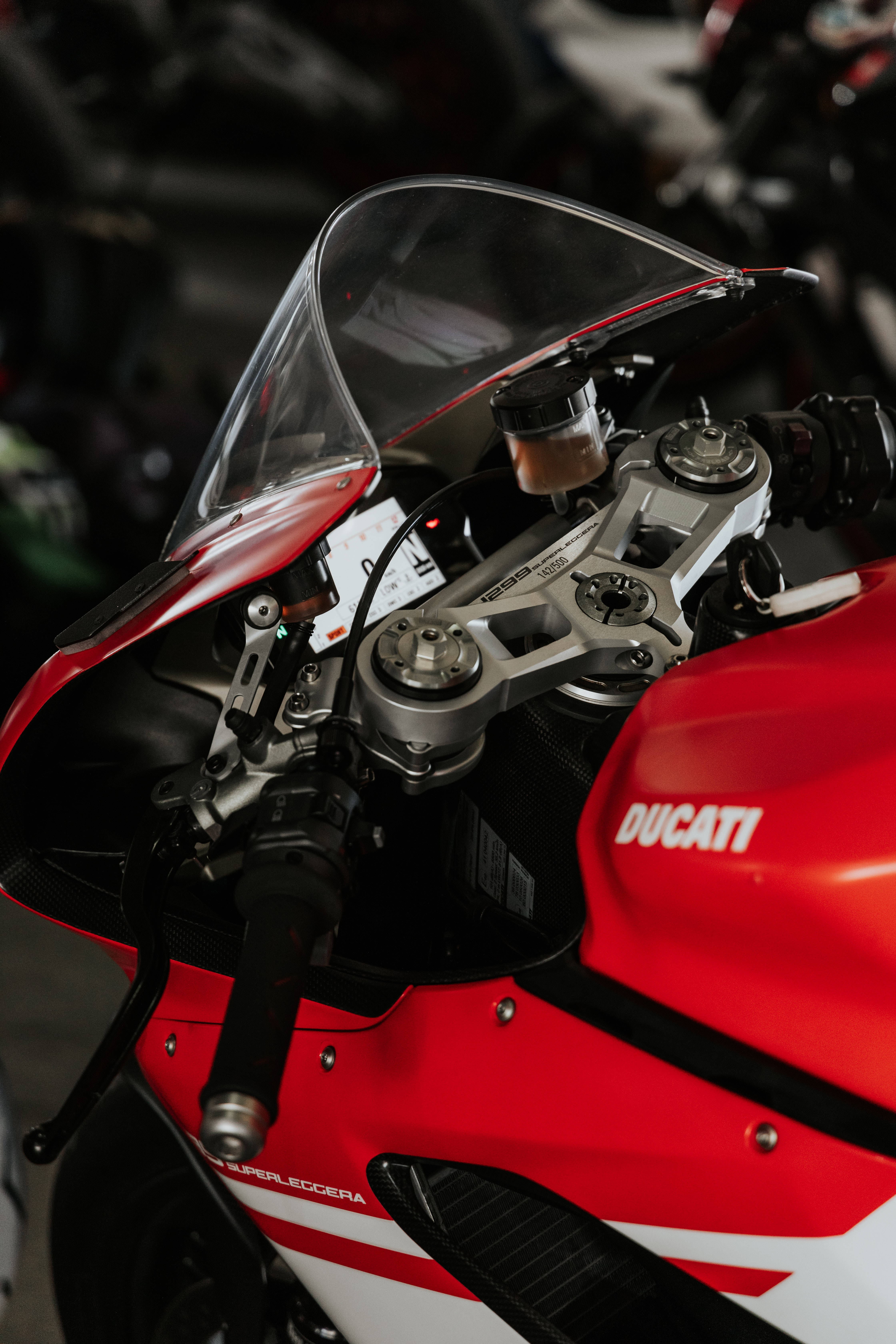Зашемляващ червен Ducati велосипед в профил Тапет