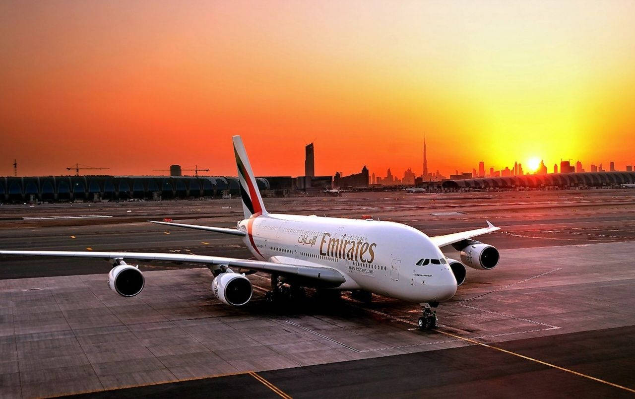 Emirates A380 и живописен залез Тапет