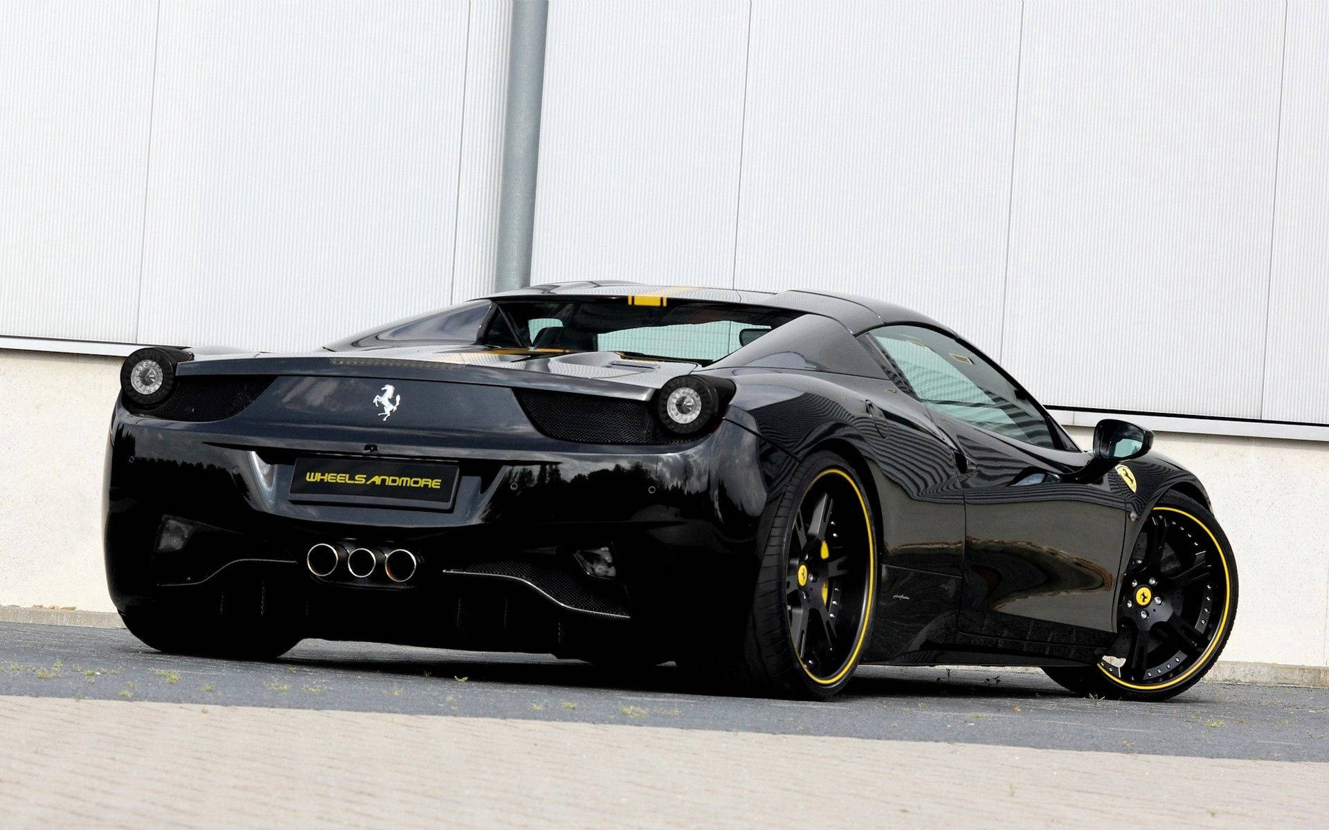 Мощният черен Ferrari 458 Italia Тапет