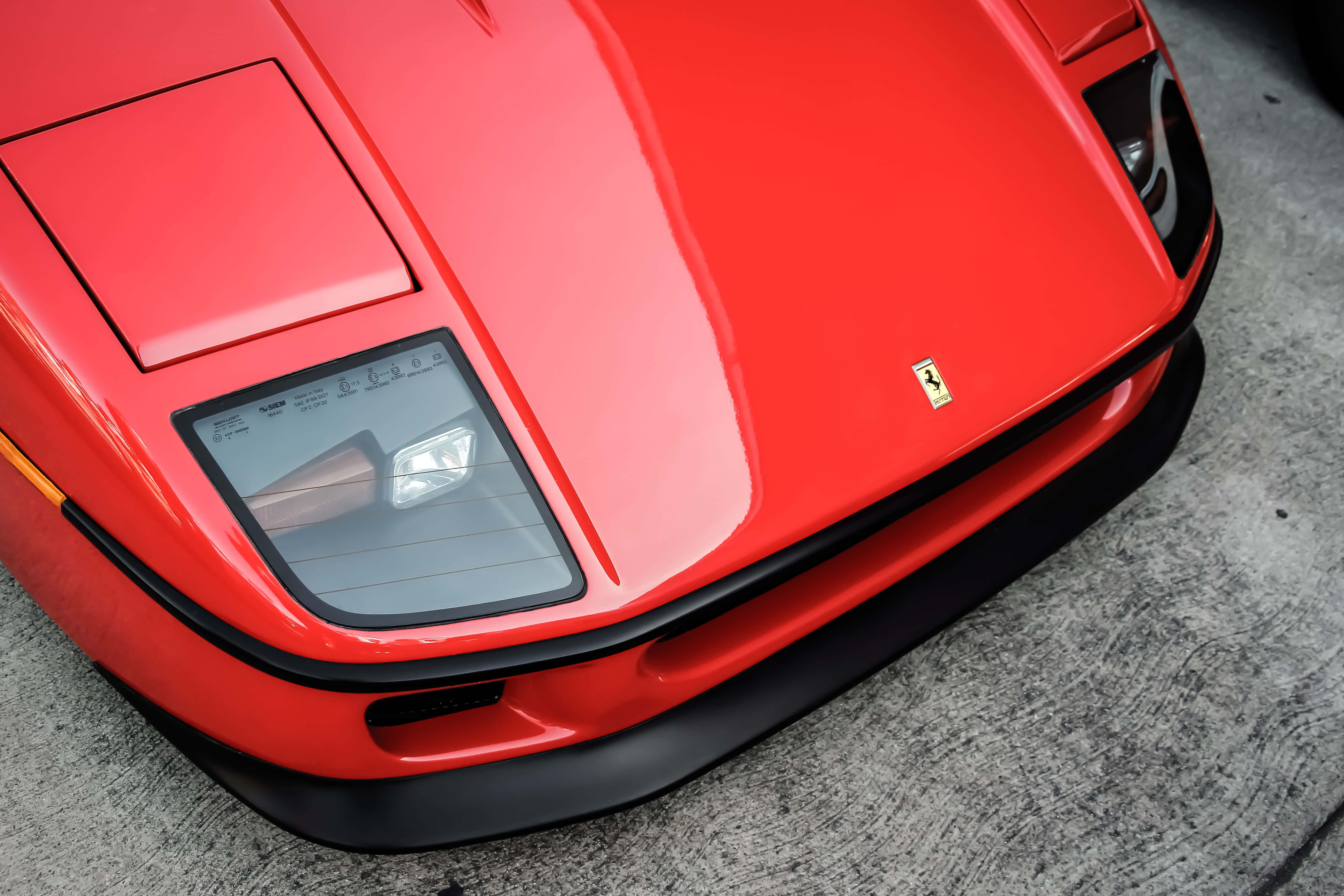 Червено Ferrari на извит път в зимна обстановка Тапет