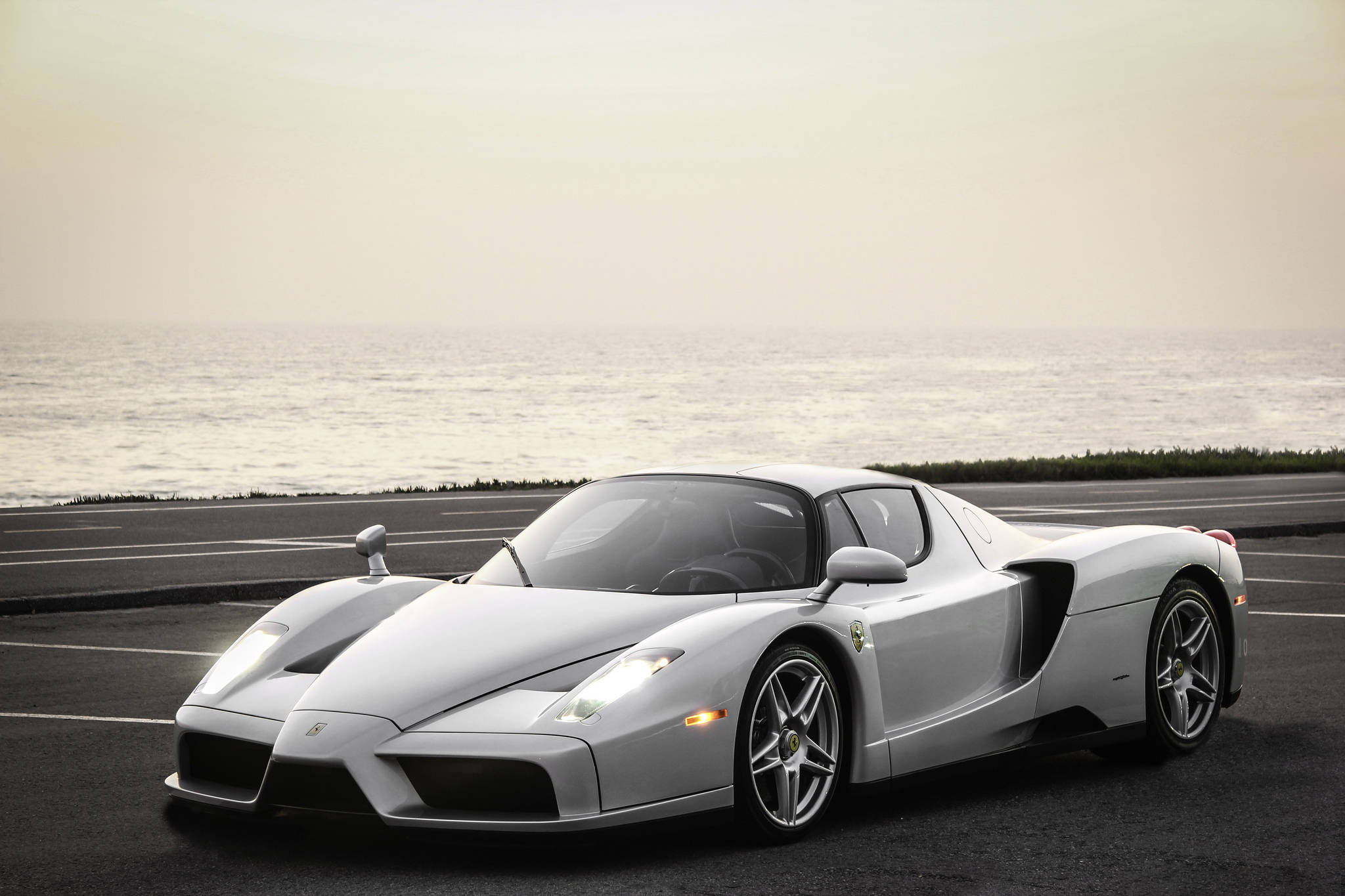 Насладете се на тръпката от шофирането на луксозен Ferrari Тапет