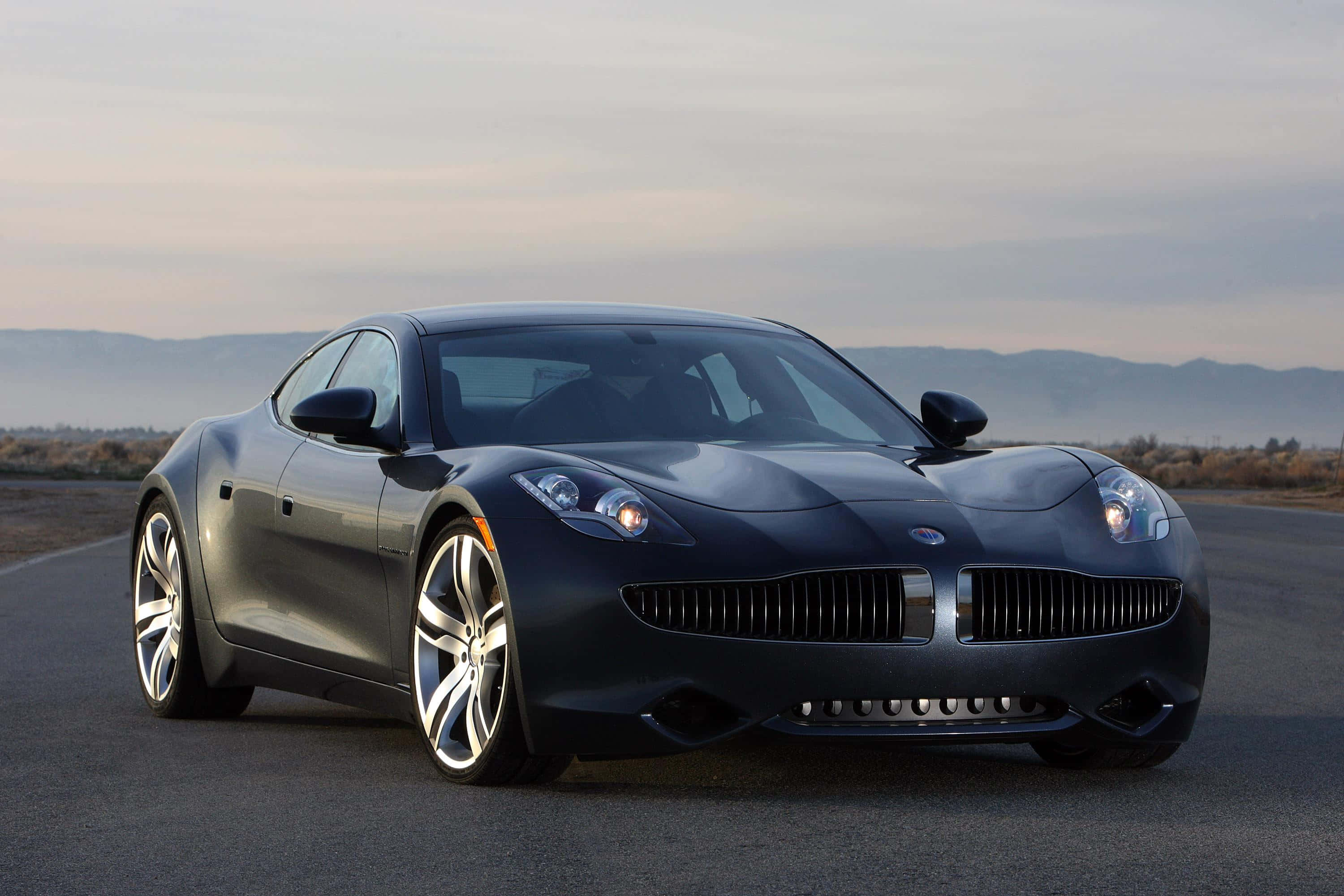 Fisker Karma – луксозен електрически автомобил на живописно крайбрежно шосе Тапет
