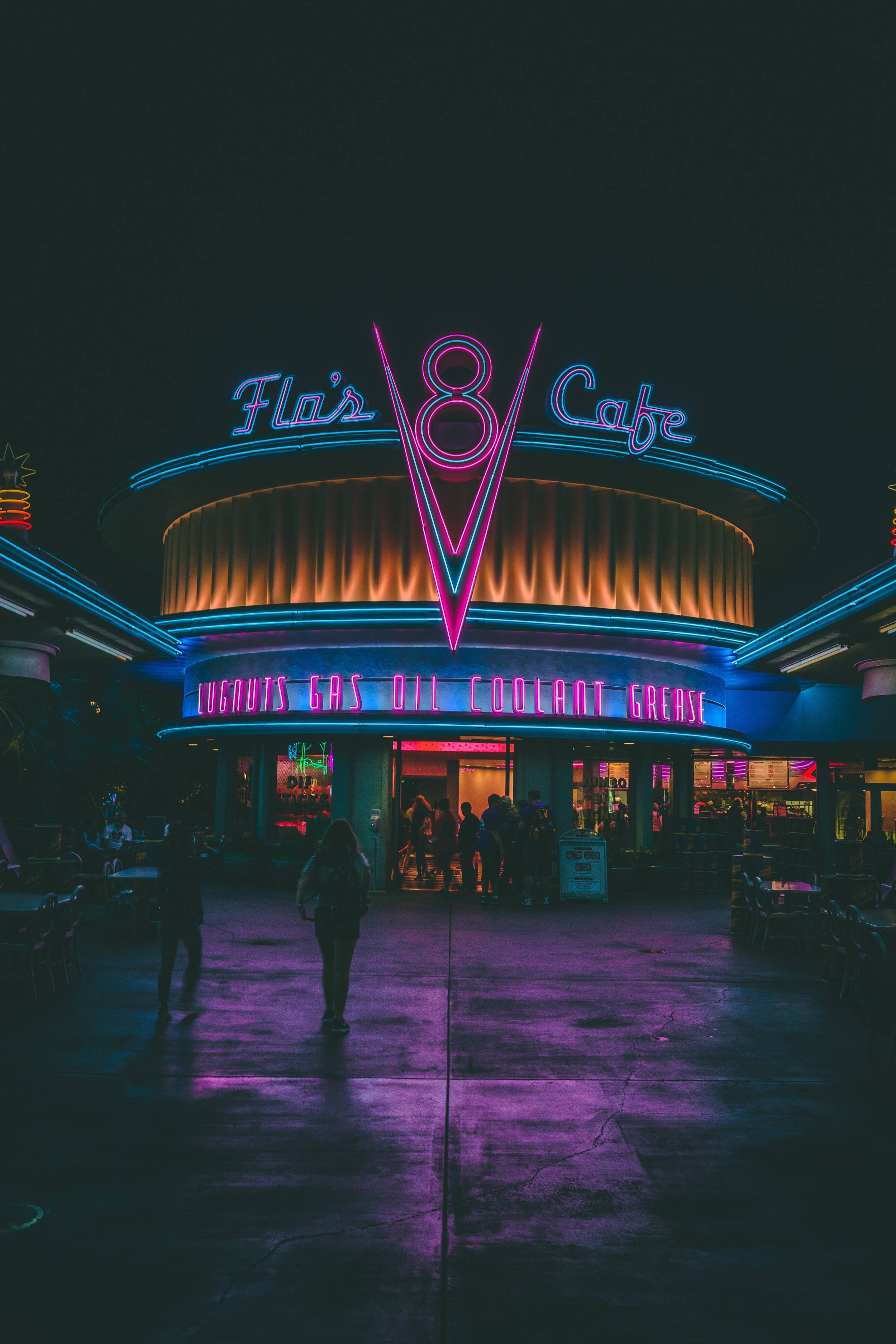 Оживлена атмосфера в кафетерий Flo's V8 в Disney California Adventure Park Тапет