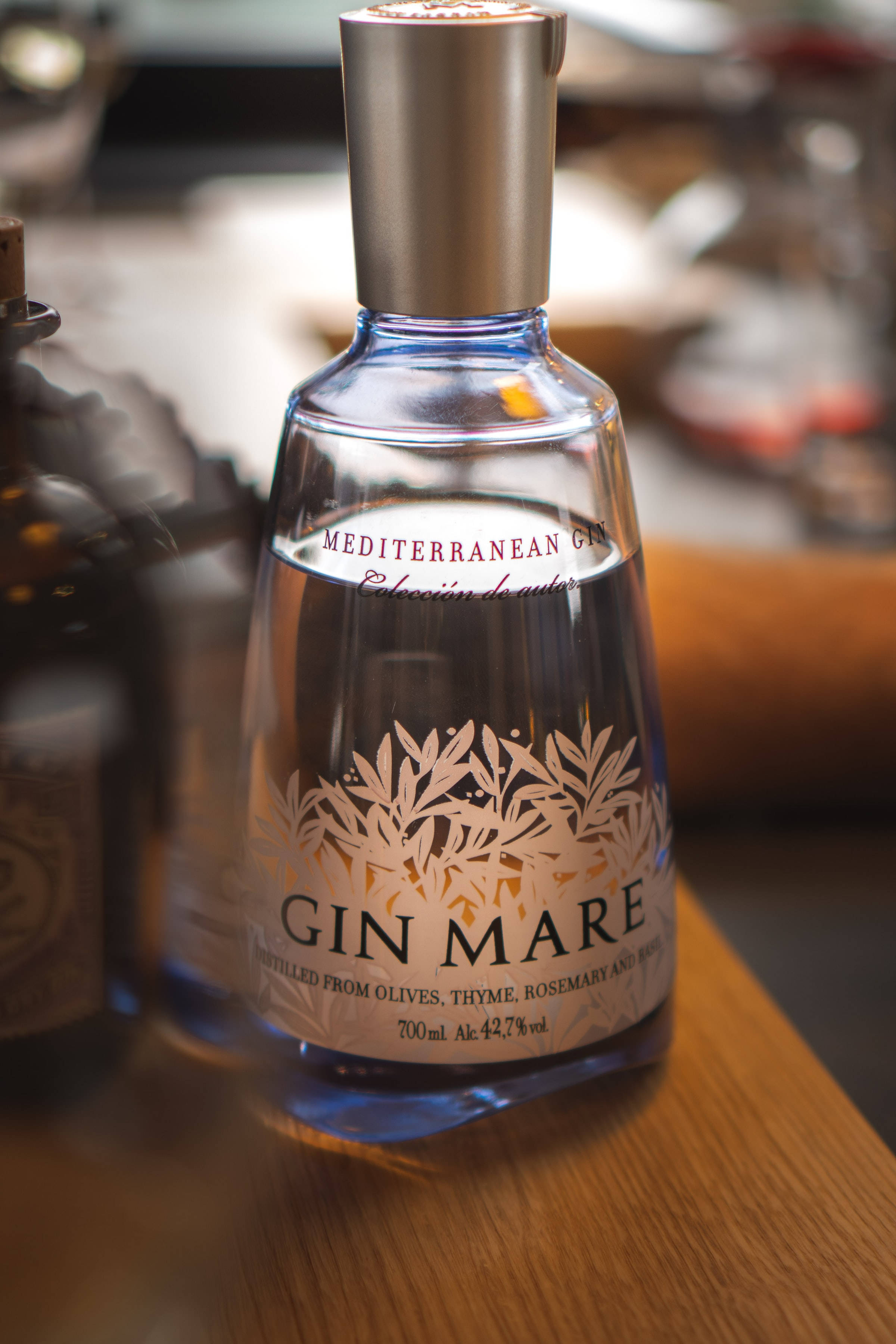 Надпис: Елегантност в бутилка - Близък кадър на Gin Mare. Тапет
