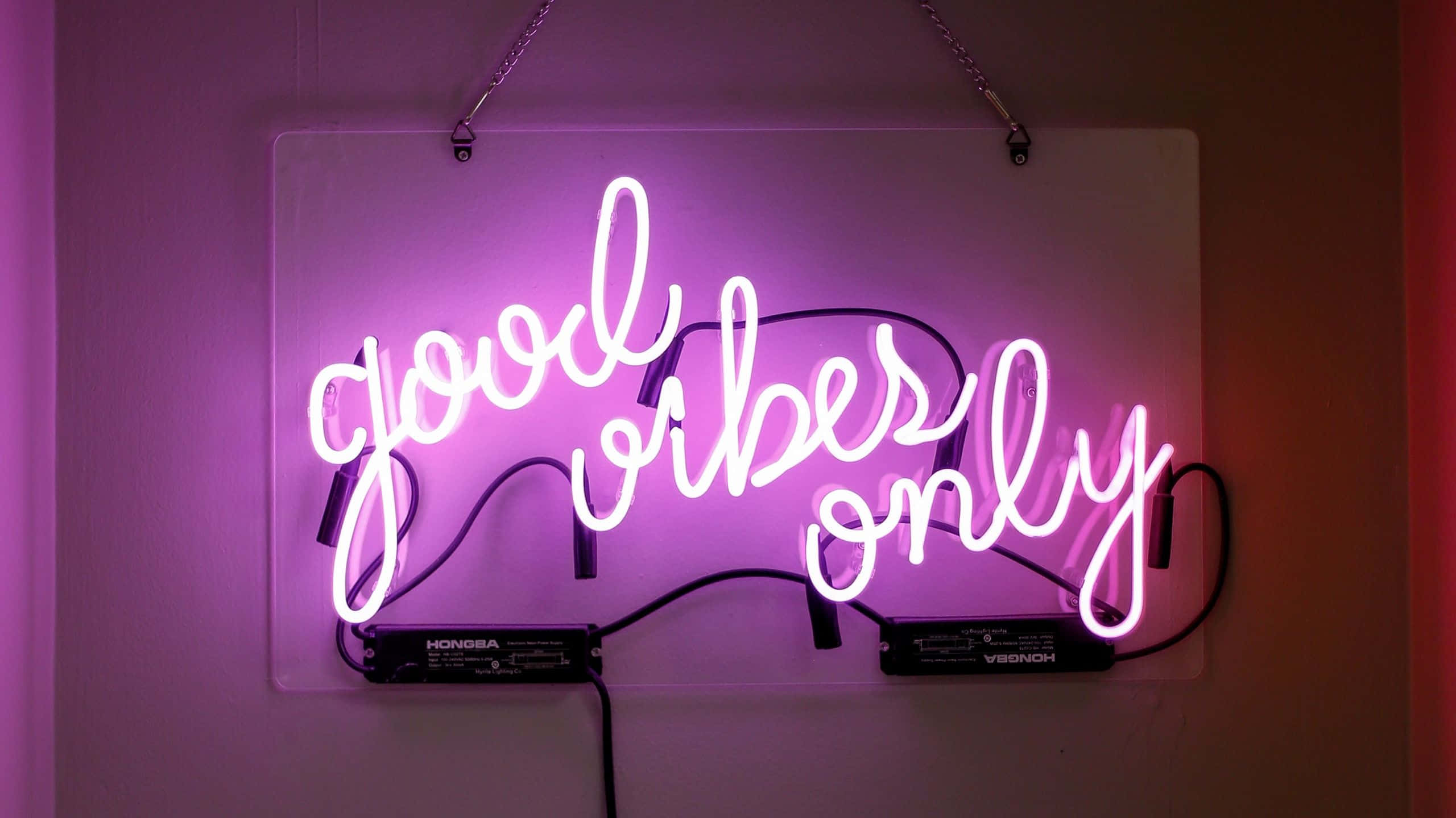 Неонова розова картина с надпис "Good Vibes Only" Тапет