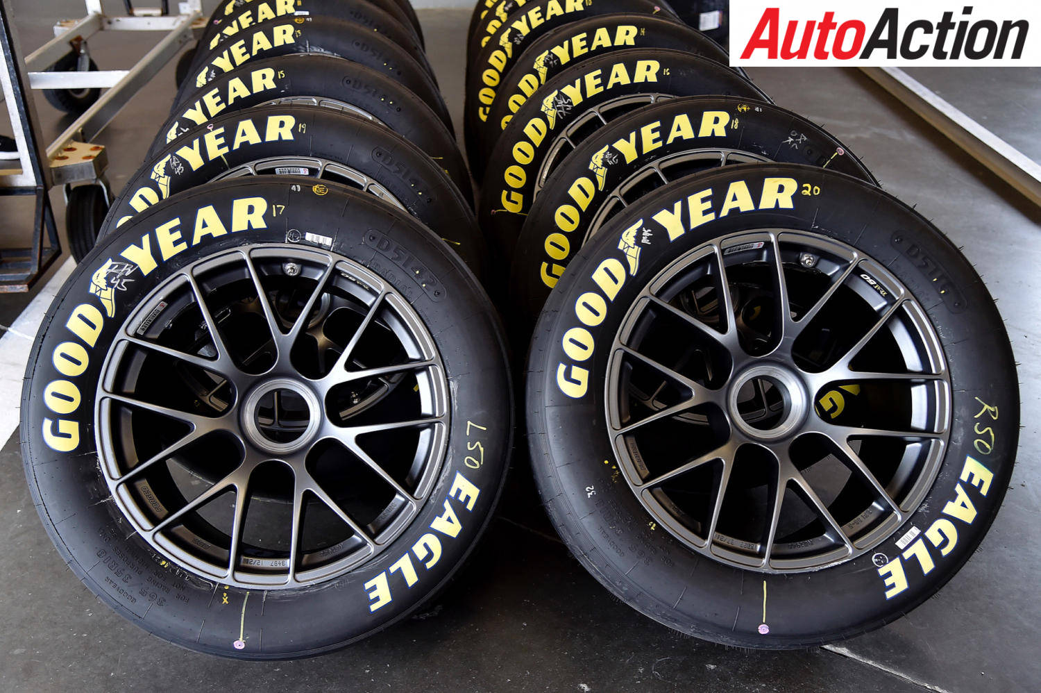 Изживейте върховното състезание с гуми Goodyear Тапет