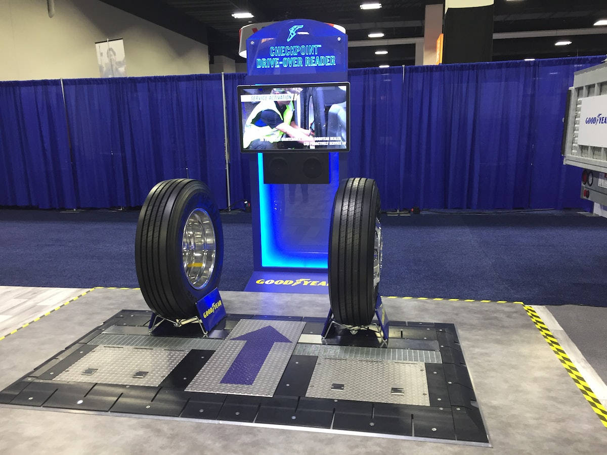 Щанд на Goodyear на изложение Тапет