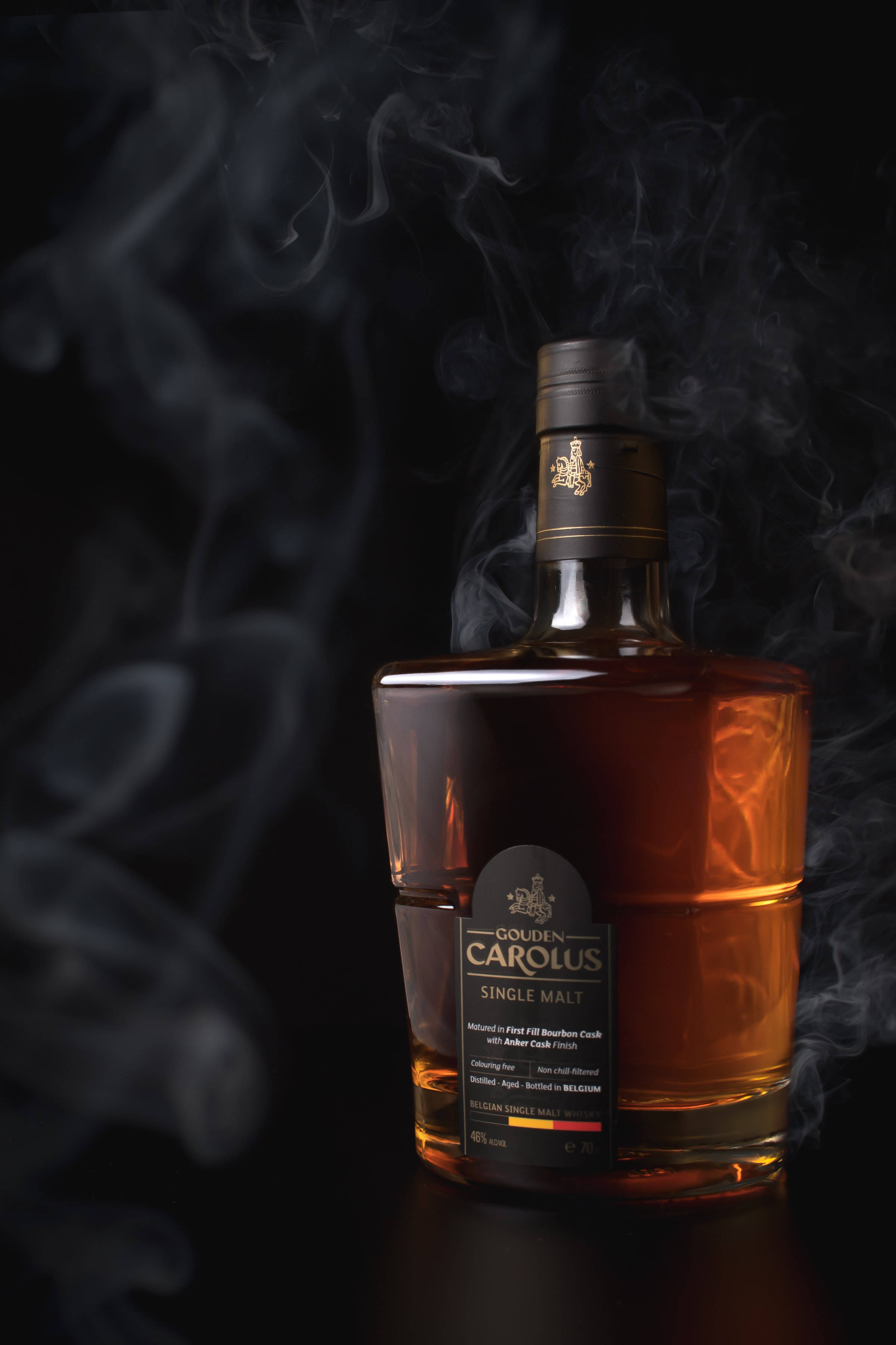 Кръгла бутилка уиски Gouden Carolus Тапет