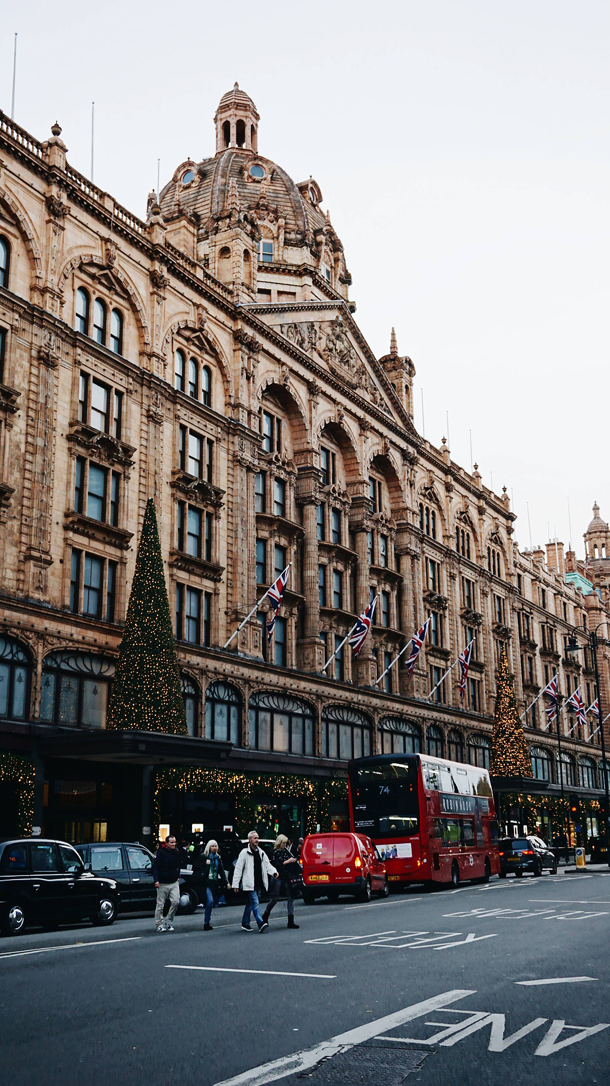 Хора пресичат улицата пред Harrods Тапет