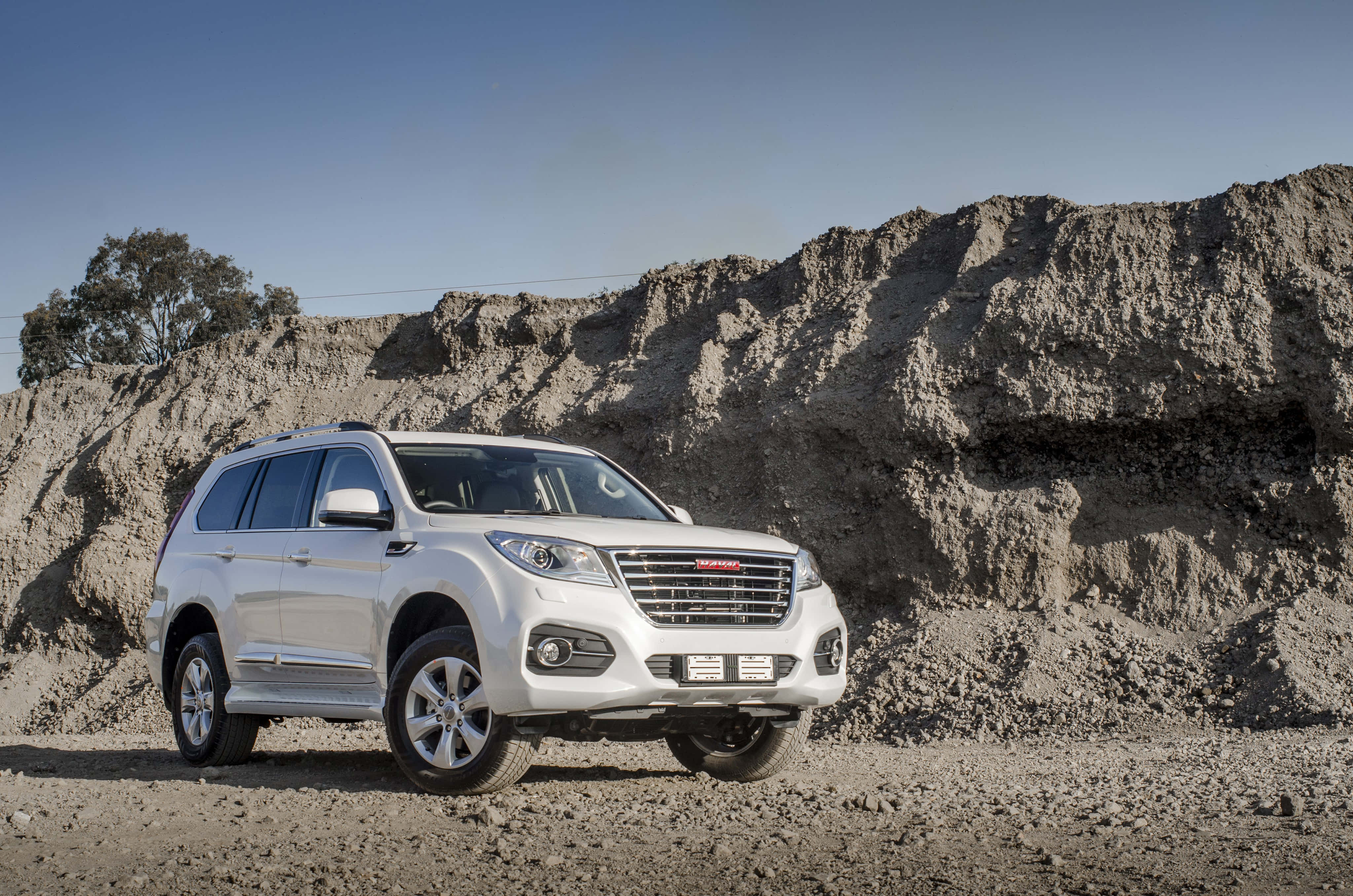 Стилен Haval SUV, паркиран на отворено Тапет