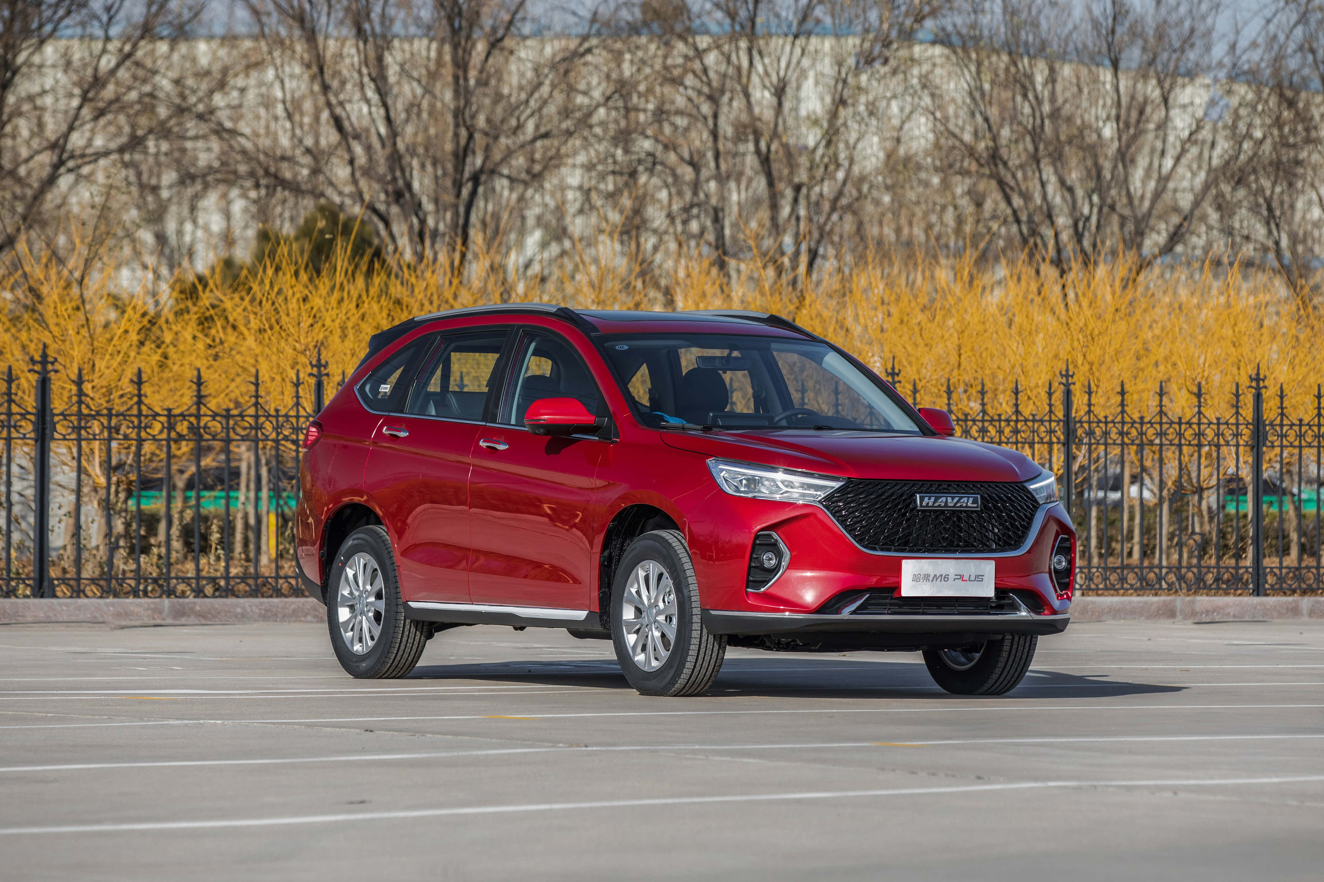 Haval SUV, движей се през красив планински пейзаж Тапет