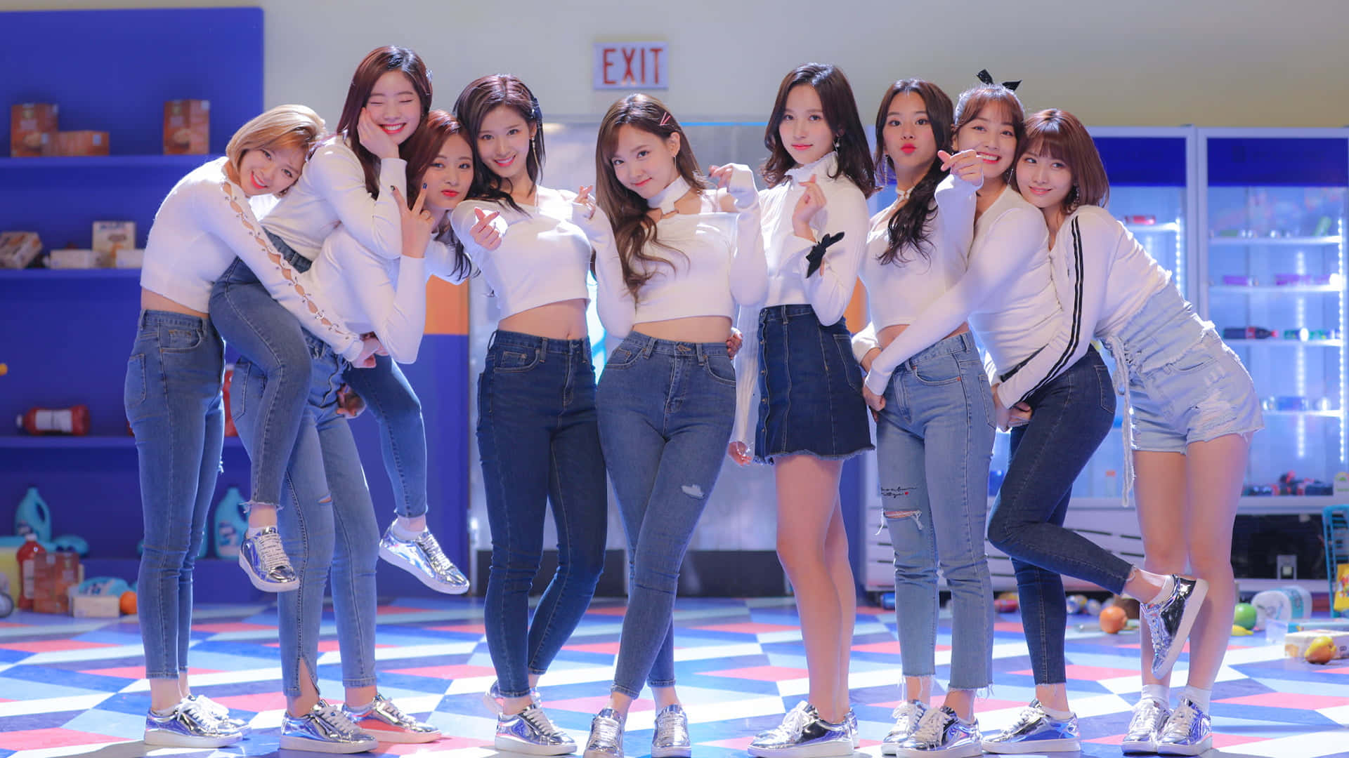 Увлекателен HD тапет на групата Twice Тапет