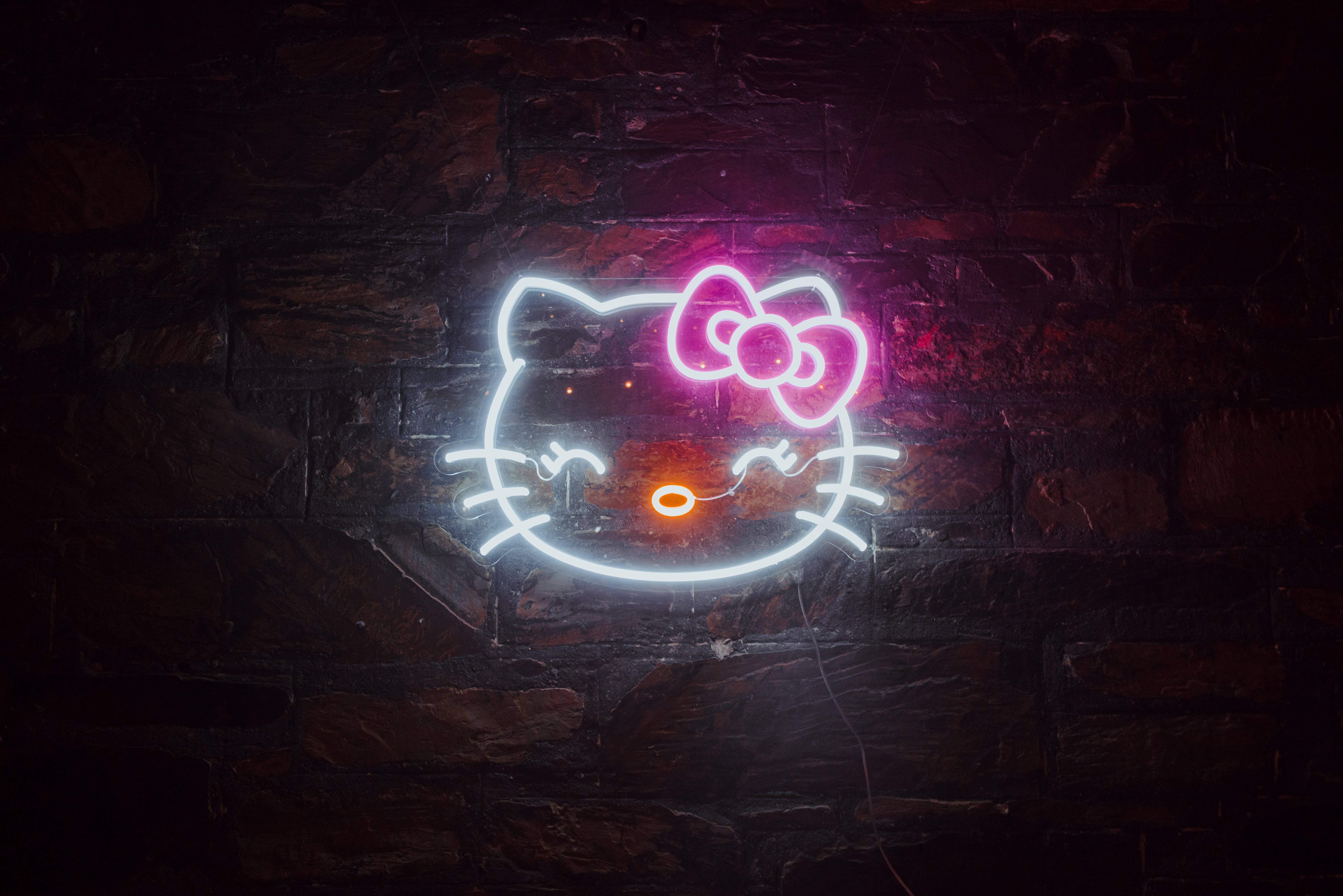 Черна Hello Kitty в неонови светлини Тапет