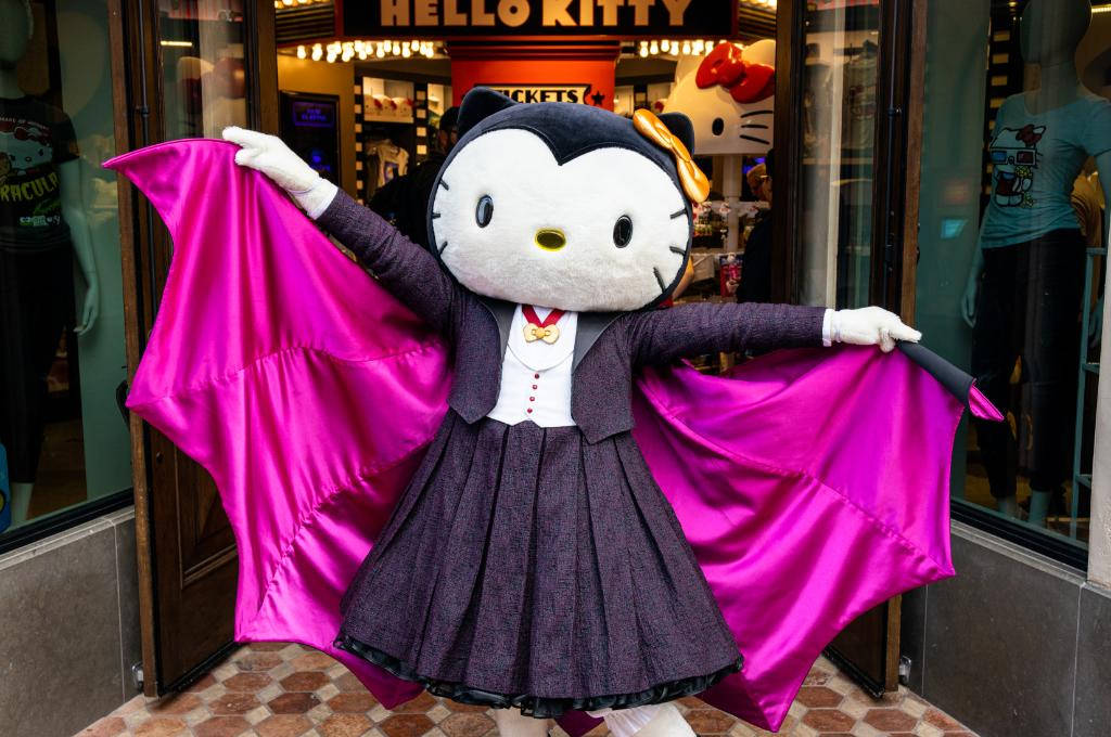 Hello Kitty Хелоуин прилеп в естествен размер Тапет