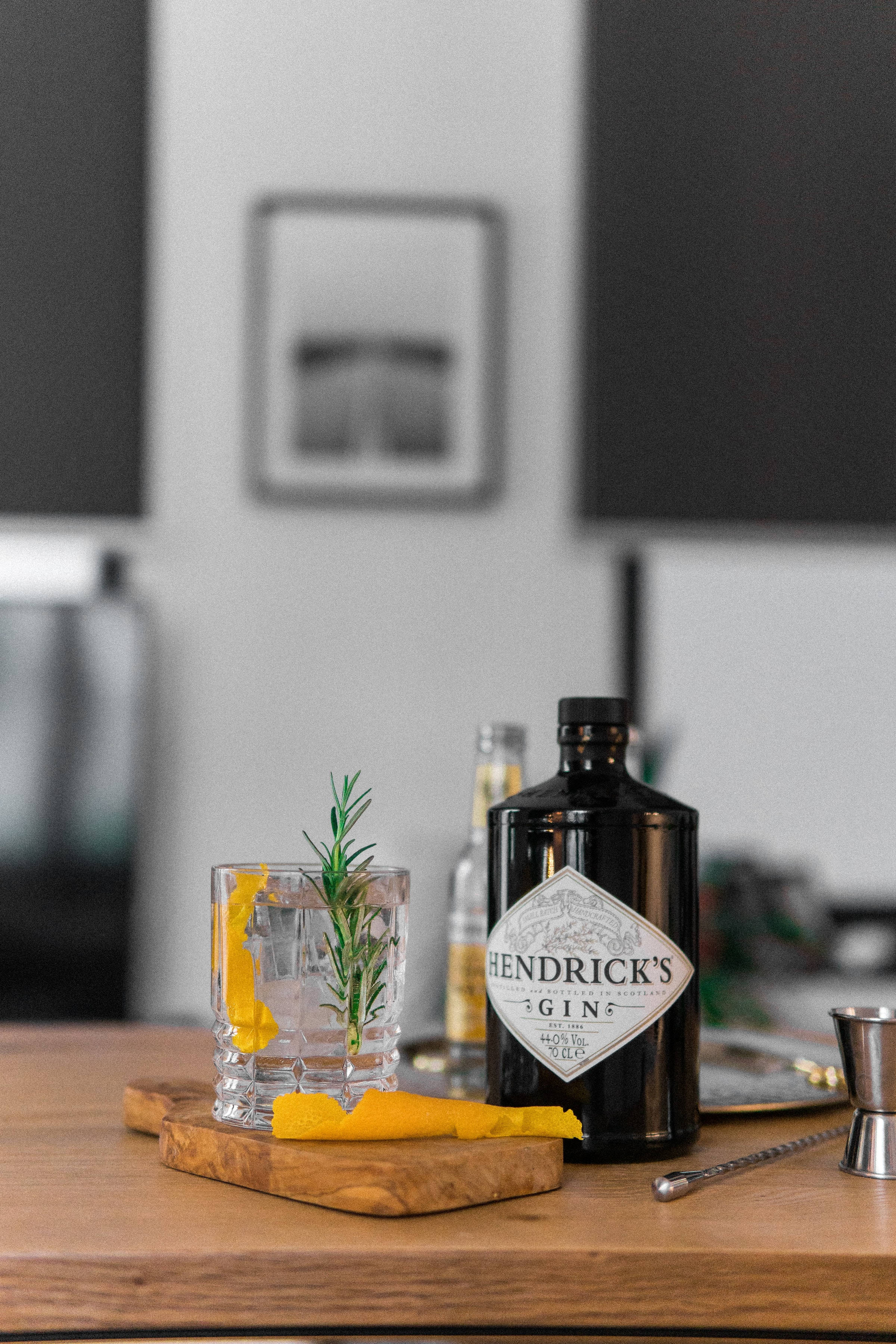Близък кадър на бутилка Hendrick's Gin Тапет