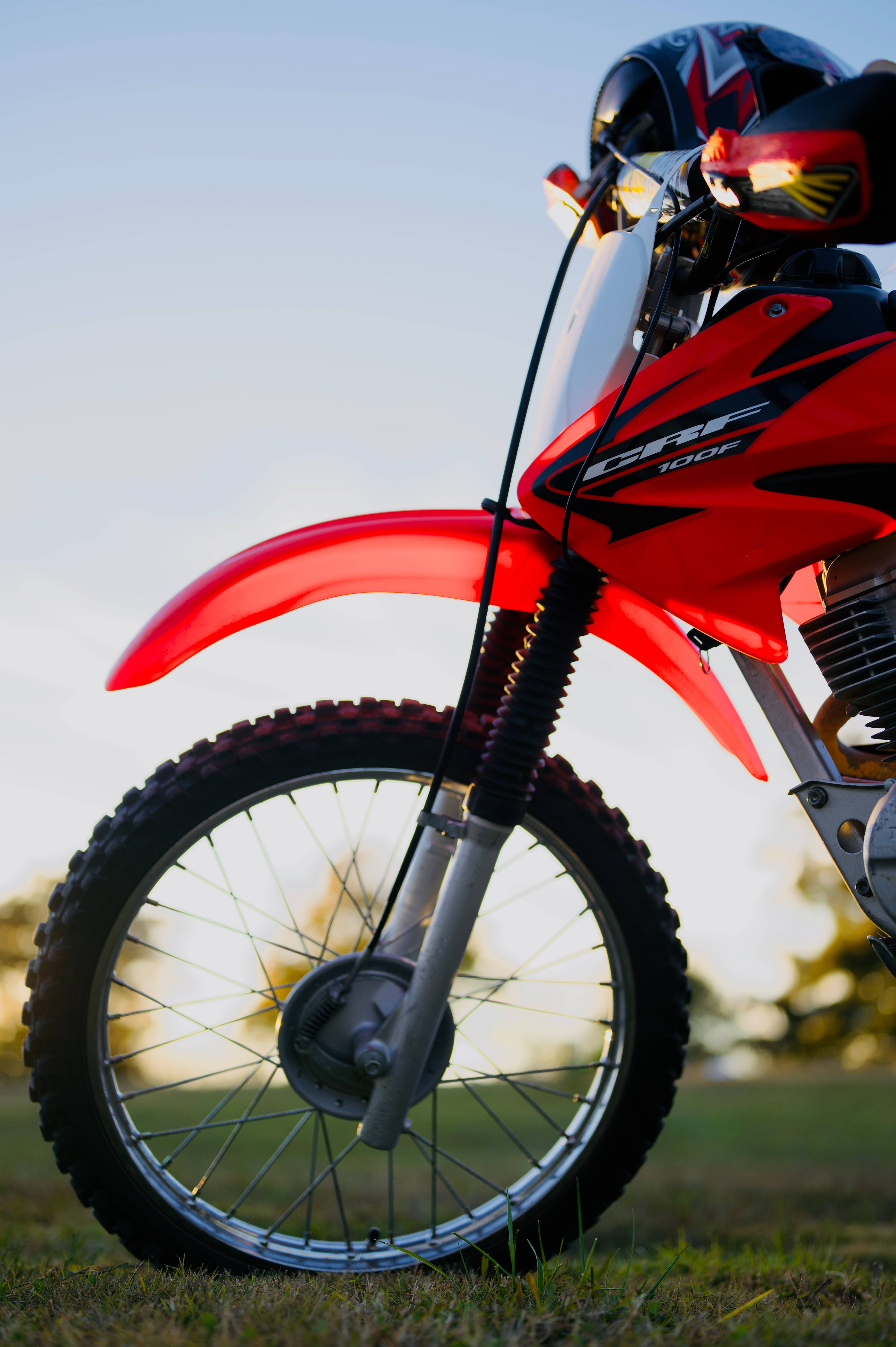 Червен мотоциклет Honda CRF100 Тапет