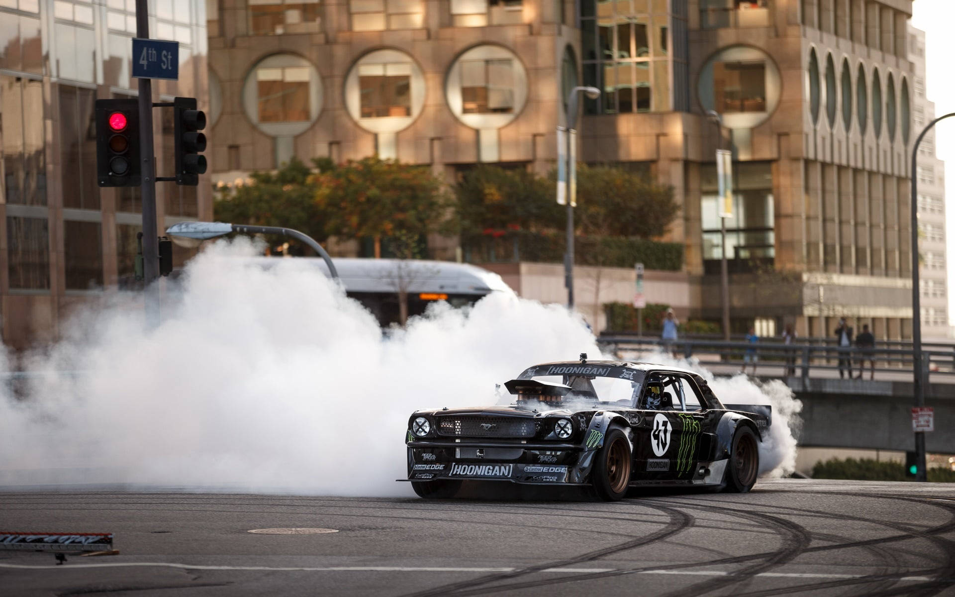 Зашеметяващ Звяр на Писта - Hoonigan Ford Mustang Drift Действие Тапет